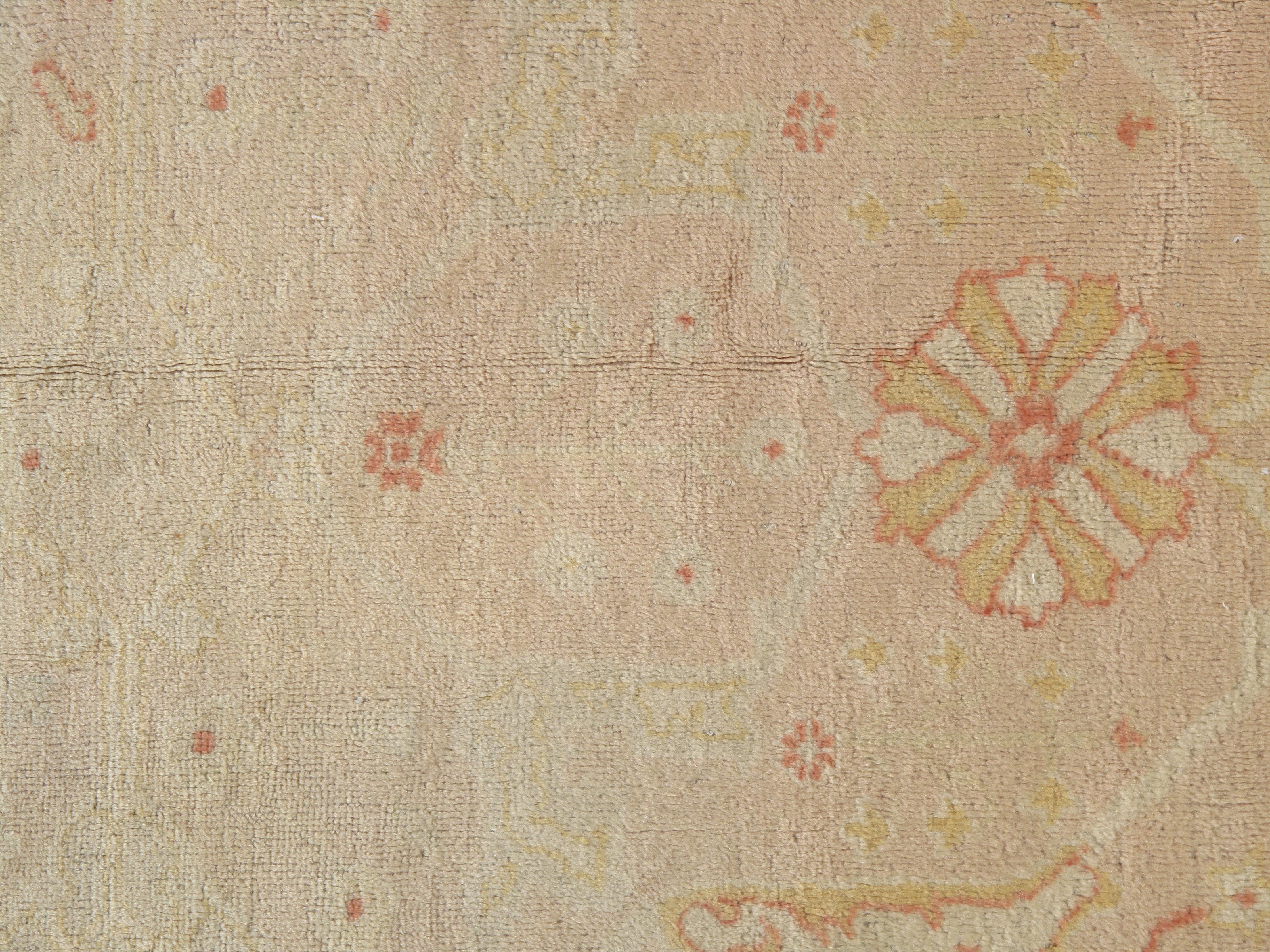 Antiker antiker Oushak-Teppich, Orientteppich, handgefertigter Teppich Blassschrein, weiche Koralle, Creme im Zustand „Hervorragend“ im Angebot in Port Washington, NY
