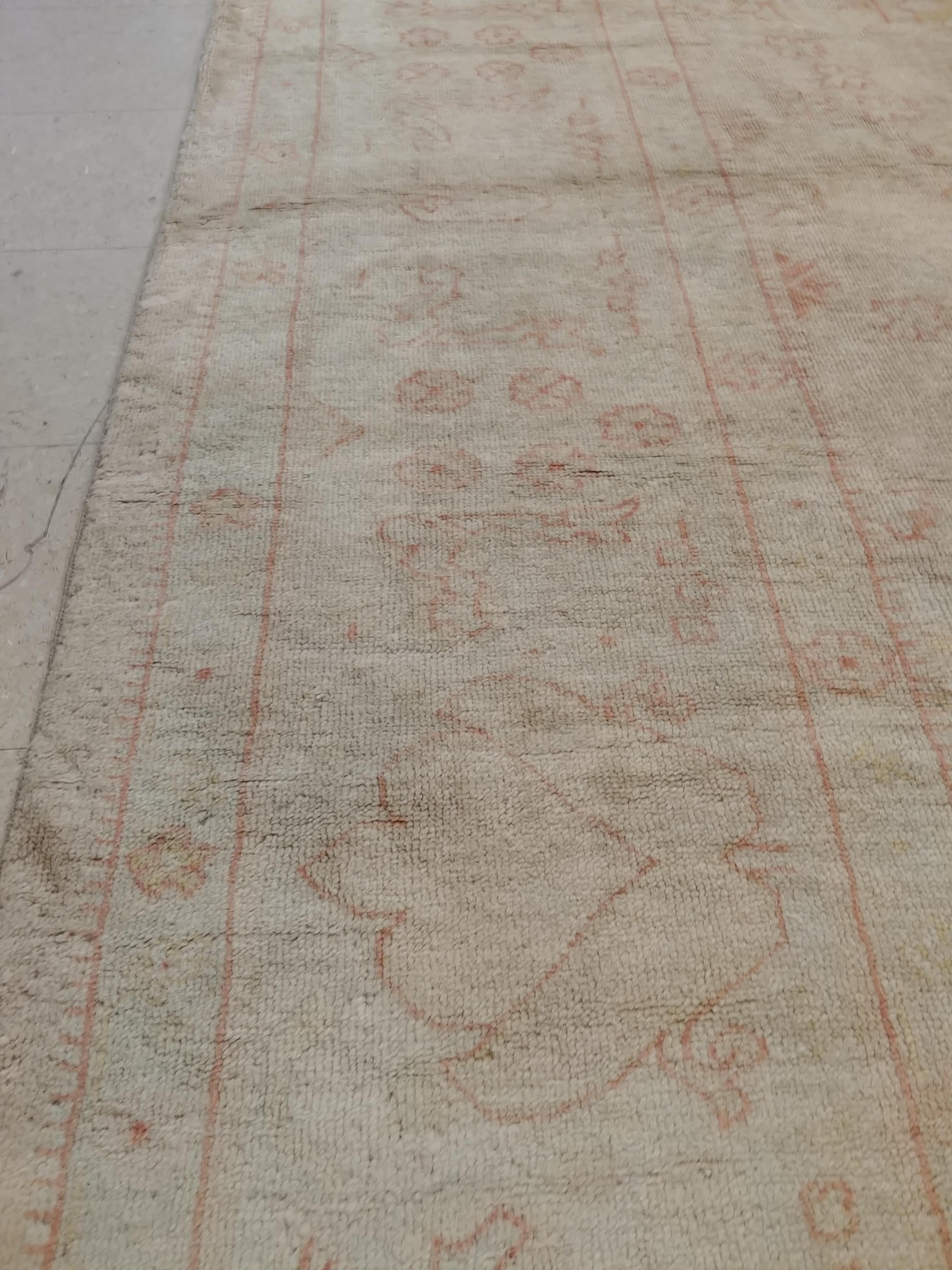 Antiker antiker Oushak-Teppich, Orientteppich, handgefertigter Teppich Blassschrein, weiche Koralle, Creme (Wolle) im Angebot