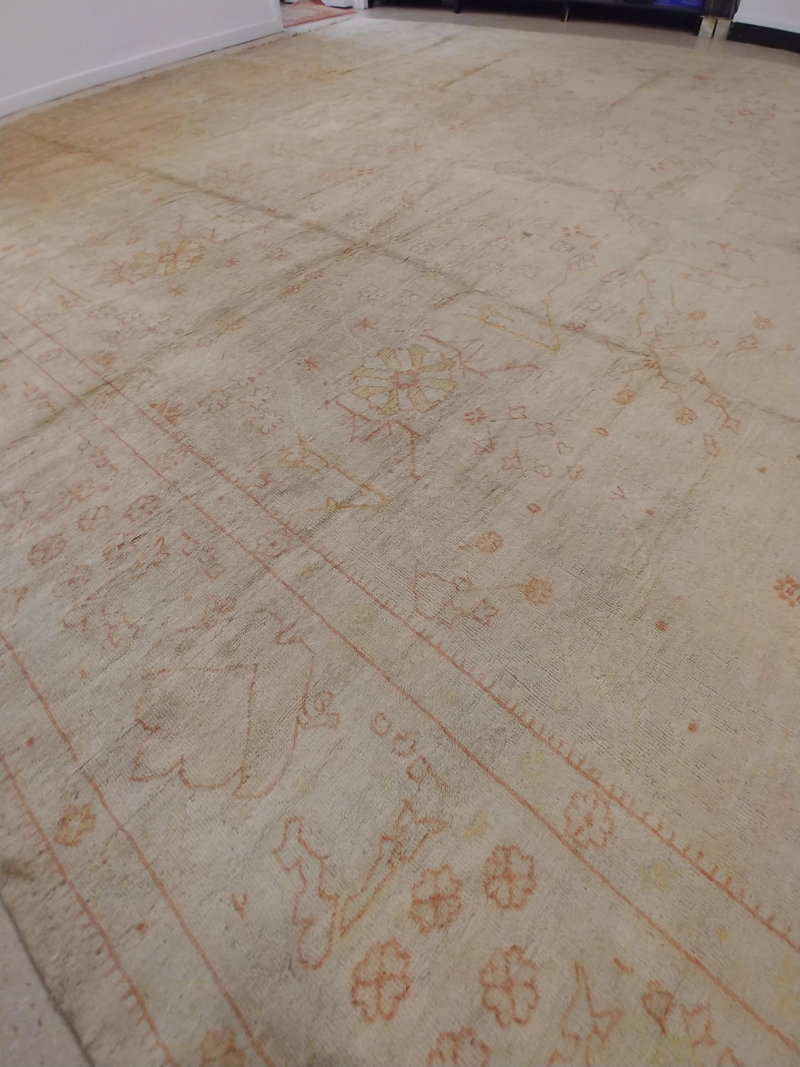 Antiker antiker Oushak-Teppich, Orientteppich, handgefertigter Teppich Blassschrein, weiche Koralle, Creme im Angebot 1