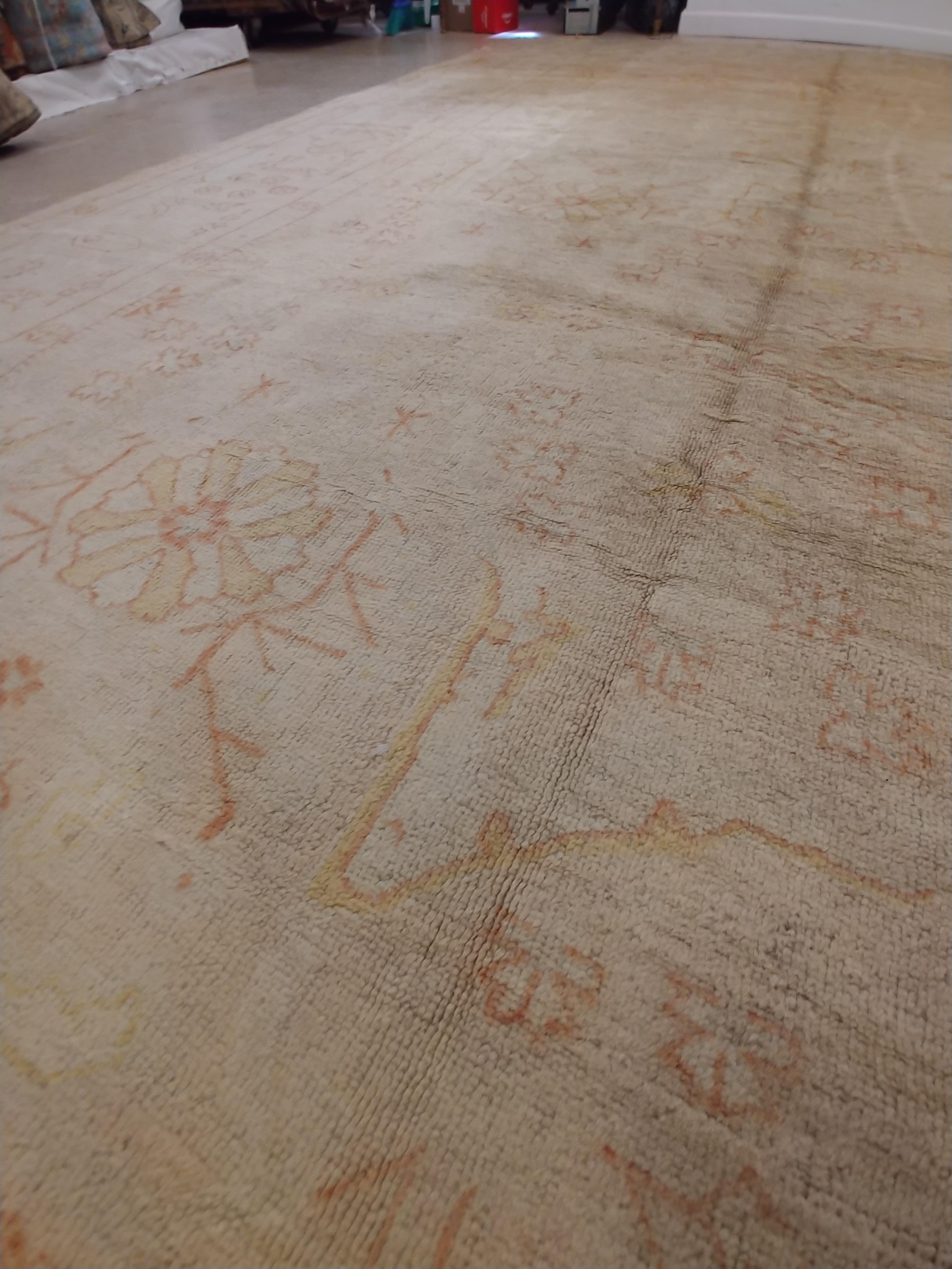 Antiker antiker Oushak-Teppich, Orientteppich, handgefertigter Teppich Blassschrein, weiche Koralle, Creme im Angebot 2