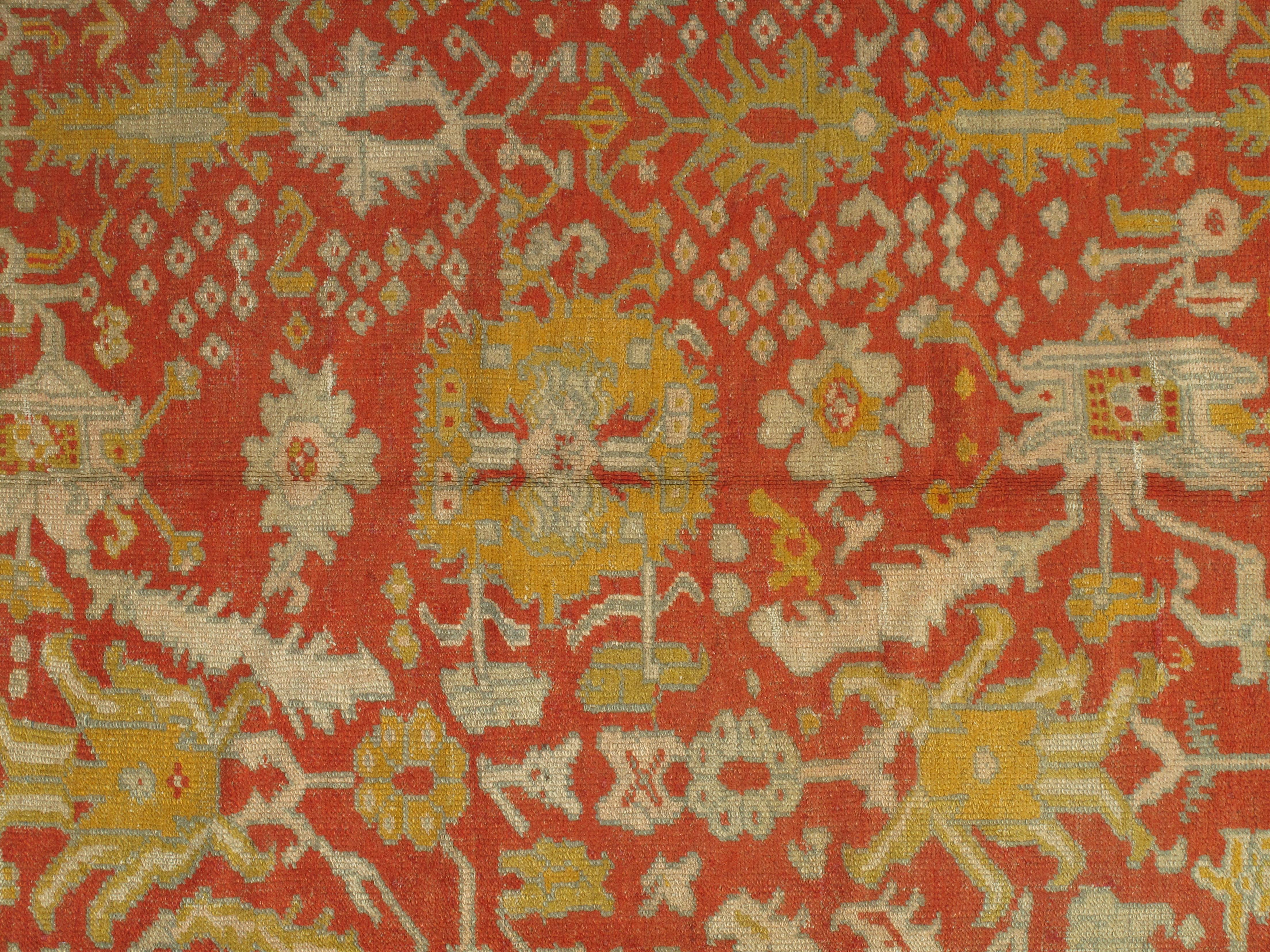 Les tapis Design/One, également connus sous le nom de tapis Ushak, sont tissés dans l'ouest de la Turquie et présentent des motifs distincts, tels que des motifs floraux angulaires à grande échelle. Ils évoquent généralement le calme et la