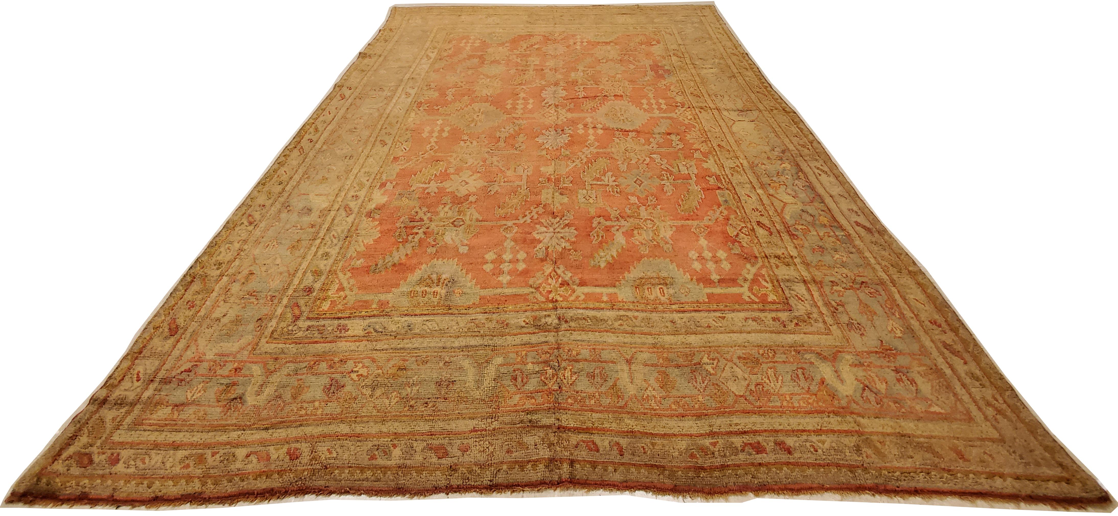 Les tapis Oushak, également connus sous le nom de tapis Ushak, sont tissés dans l'ouest de la Turquie et présentent des motifs distincts, tels que des motifs floraux angulaires à grande échelle. Ils évoquent généralement le calme et la tranquillité