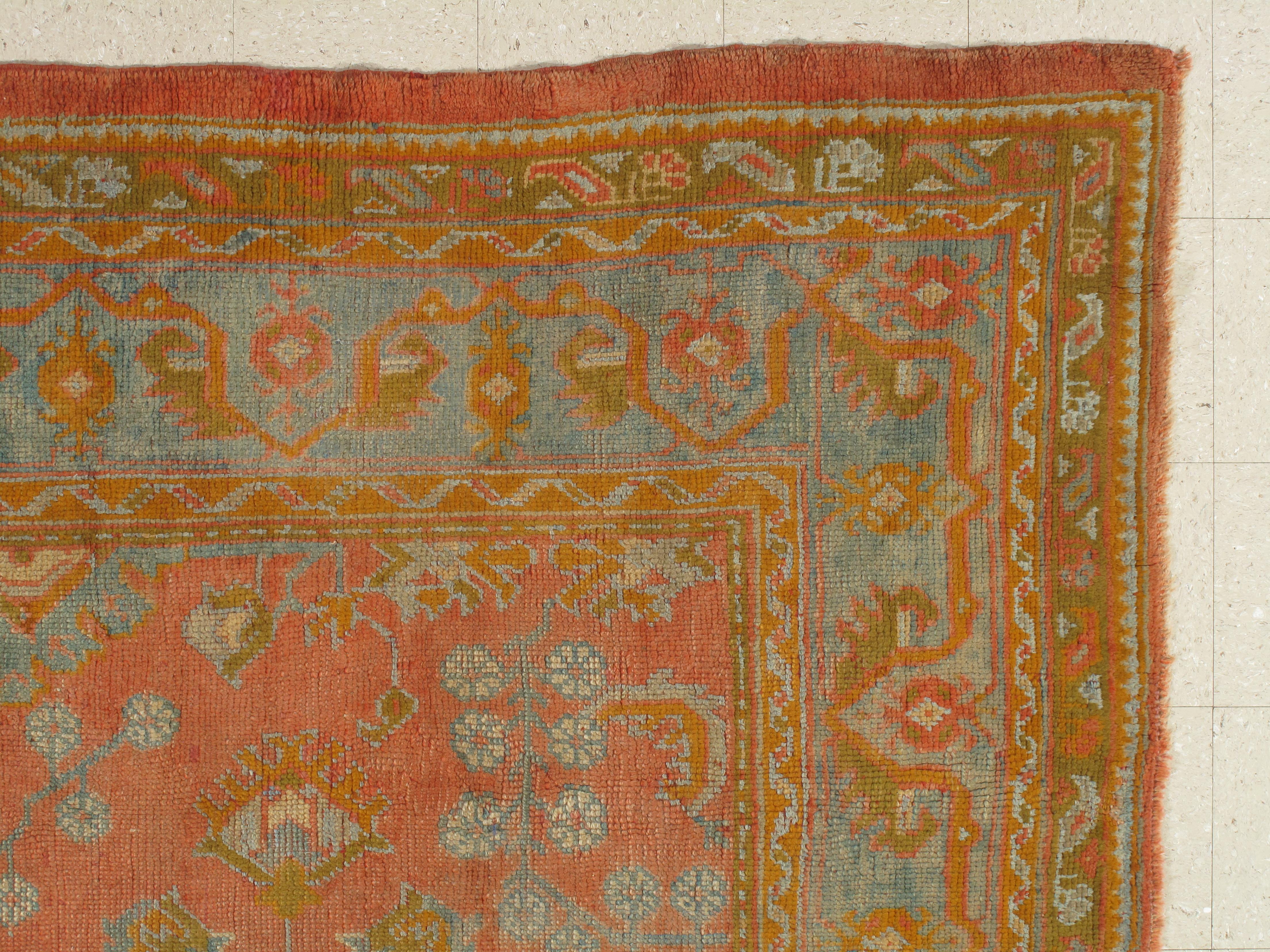 Antiker antiker Oushak-Teppich, Orientteppich, handgefertigter Teppich Safran, Hellblau und Koralle (Türkisch) im Angebot