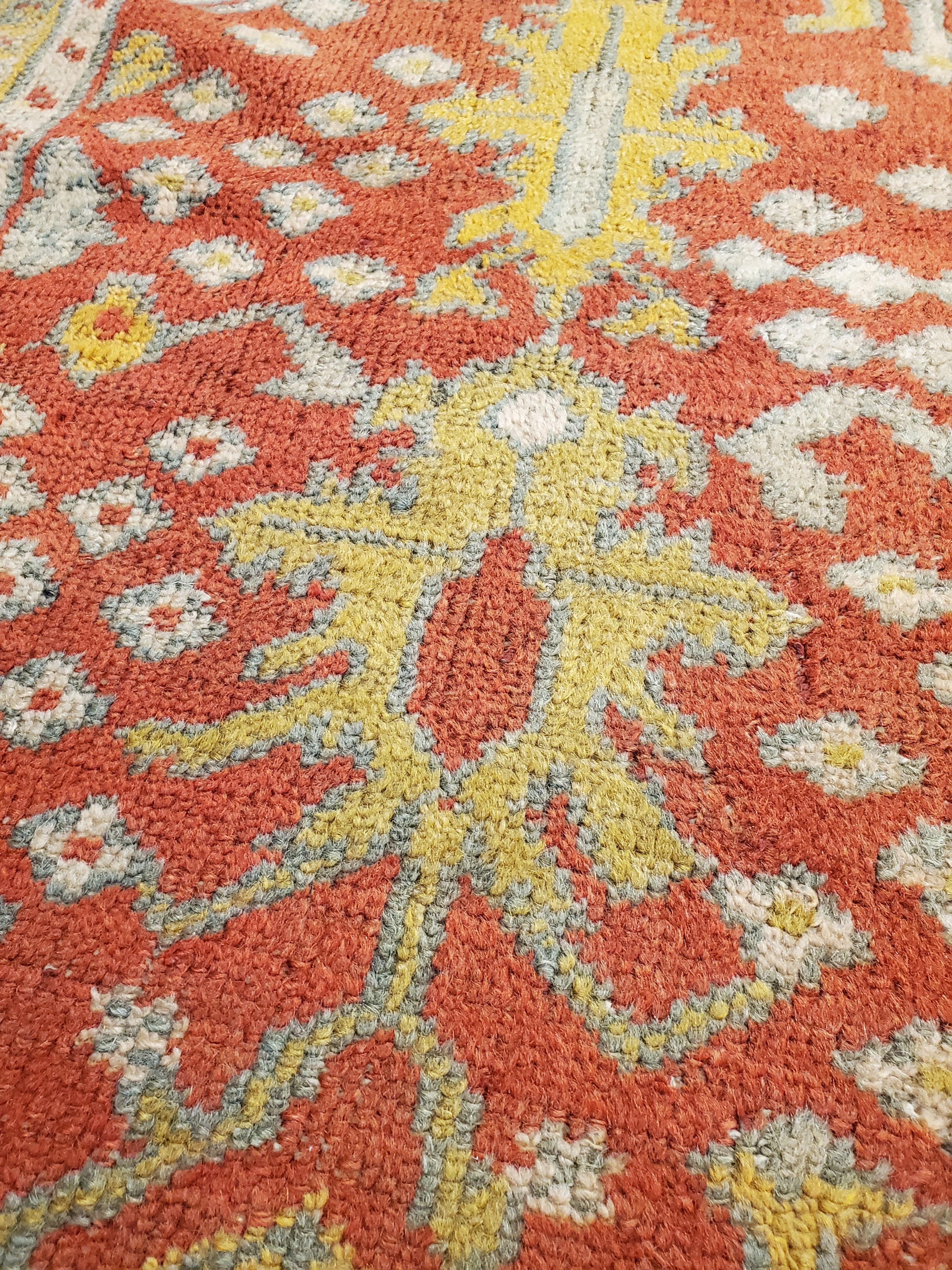 Antiker Oushak-Teppich, Orientteppich, handgefertigter Teppich, safranfarben, hellblau und Koralle (Türkisch) im Angebot