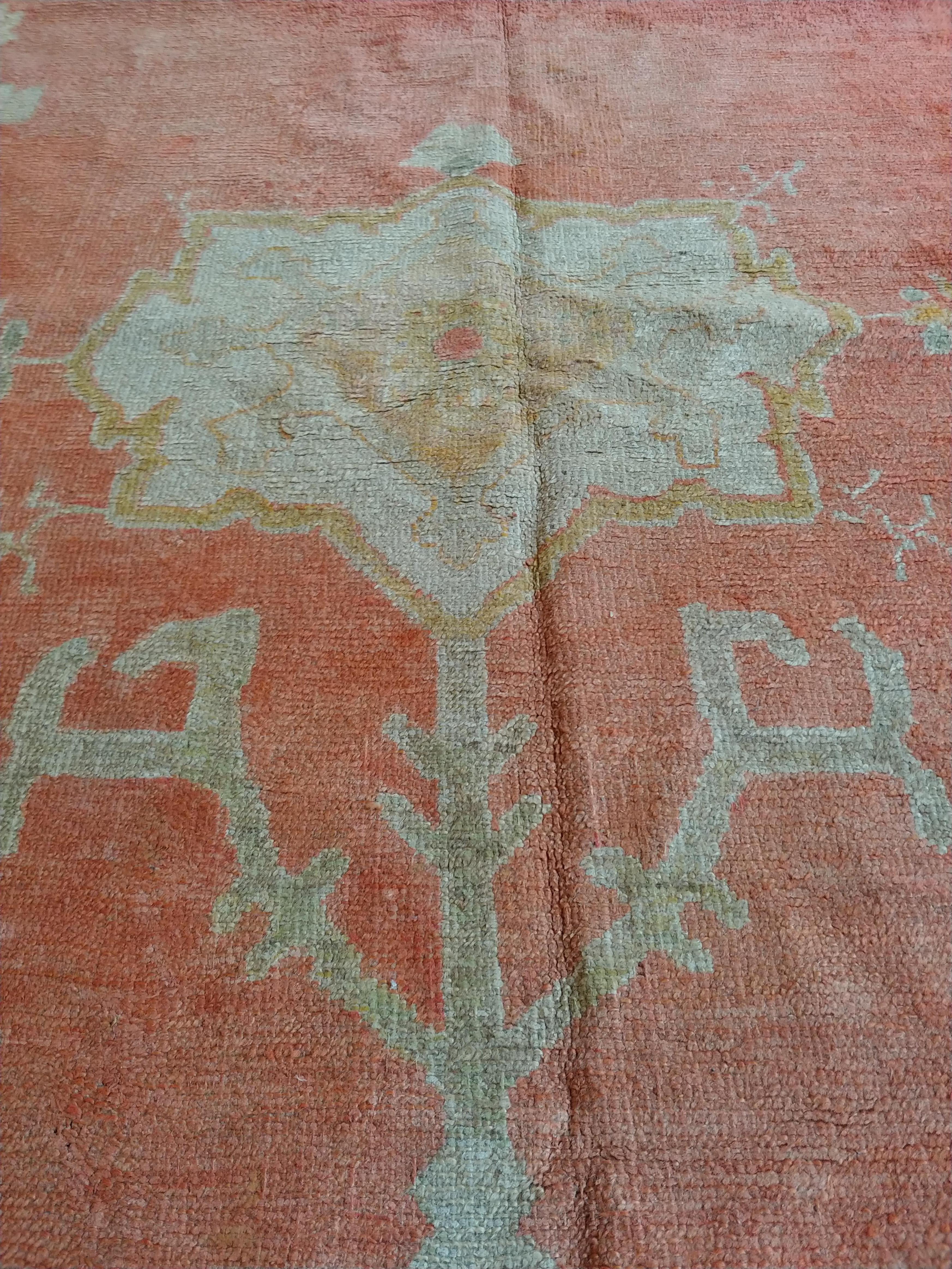 Antiker Oushak-Teppich, orientalischer Teppich, handgefertigter Teppich in Safran, Hellblau und Koralle (Handgeknüpft) im Angebot