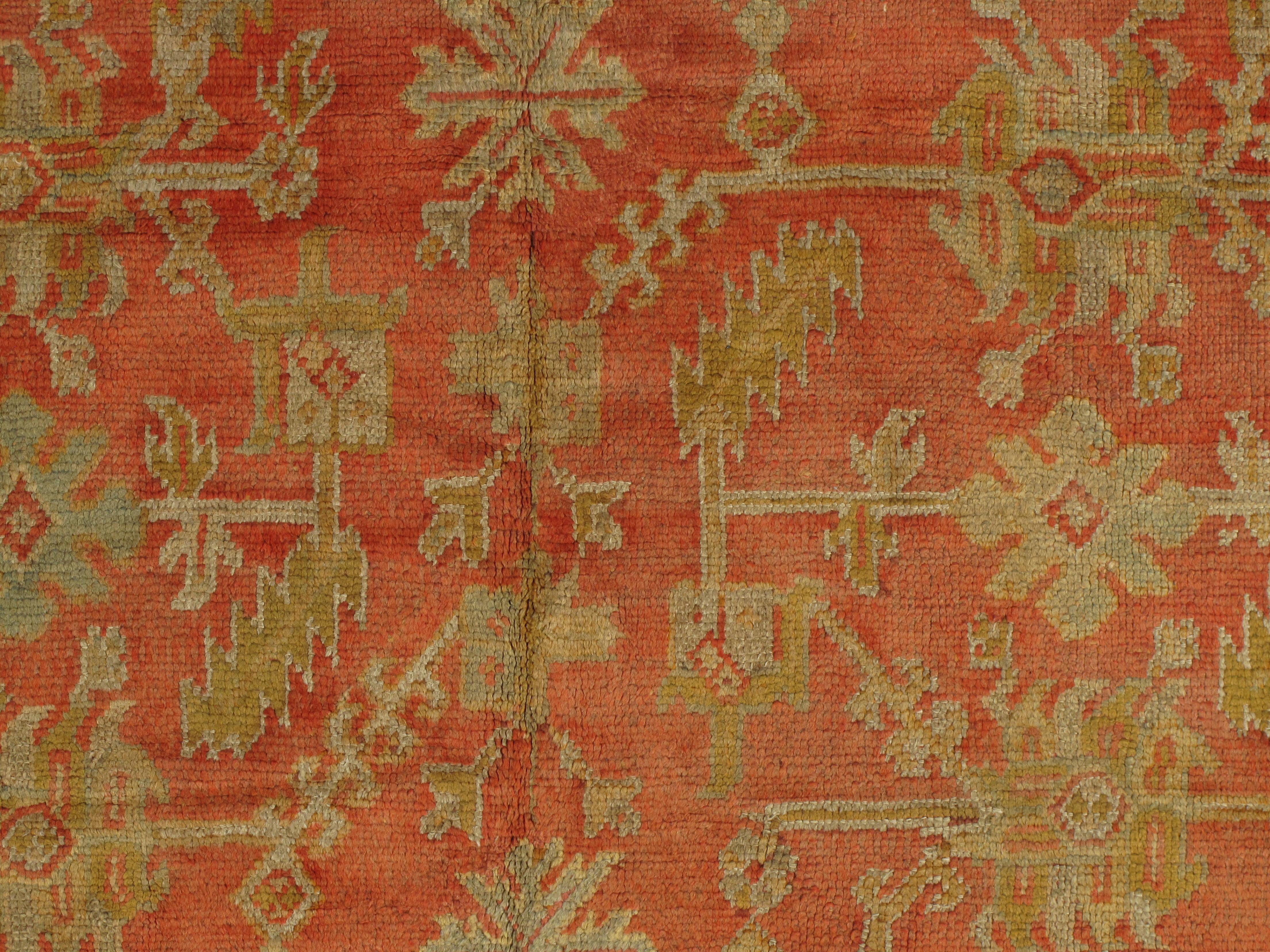 Noué à la main Tapis oriental antique Oushak, tapis fait à la main, safran, bleu clair et corail en vente