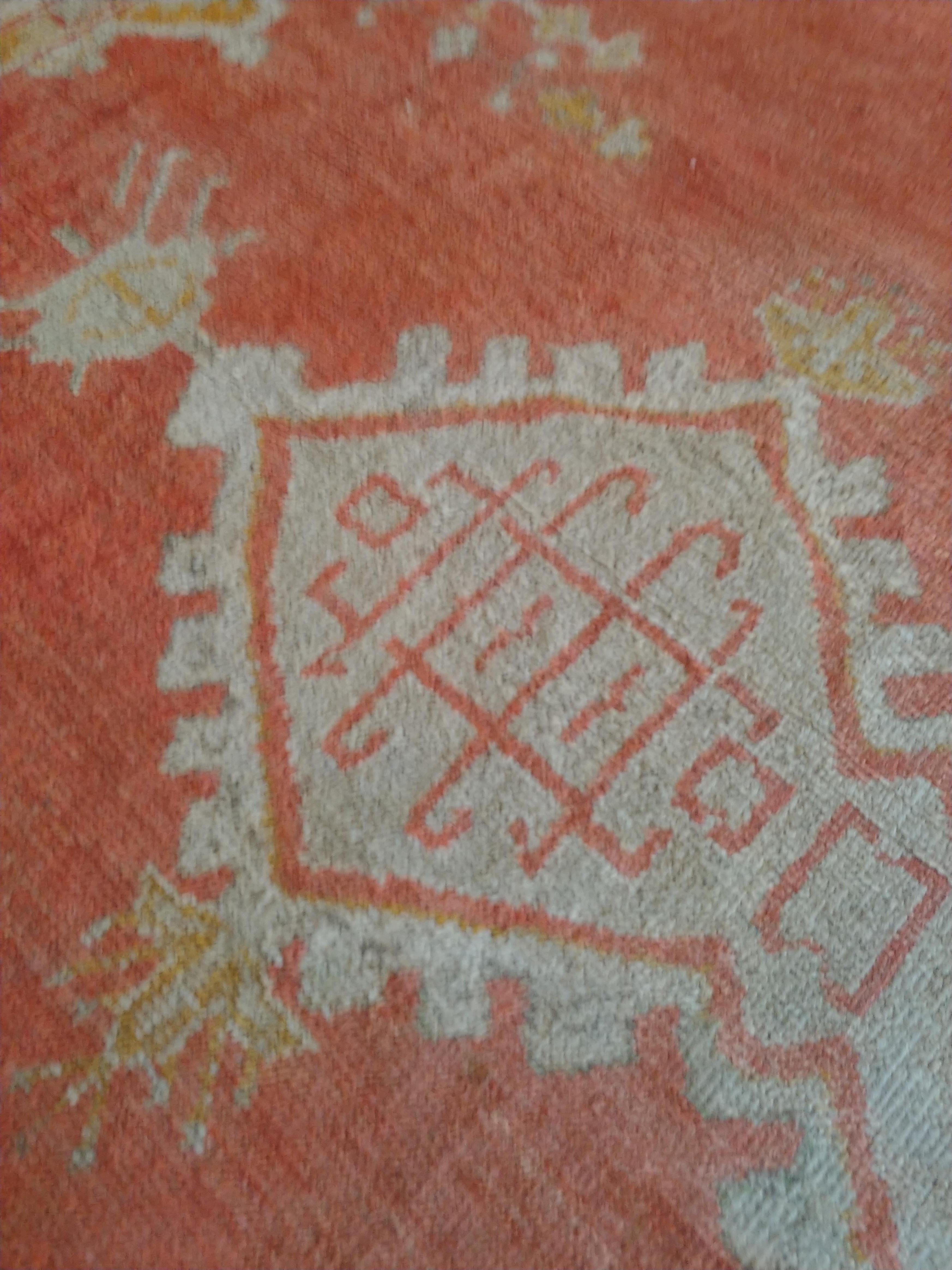 Antiker Oushak-Teppich, orientalischer Teppich, handgefertigter Teppich in Safran, Hellblau und Koralle im Zustand „Gut“ im Angebot in Port Washington, NY