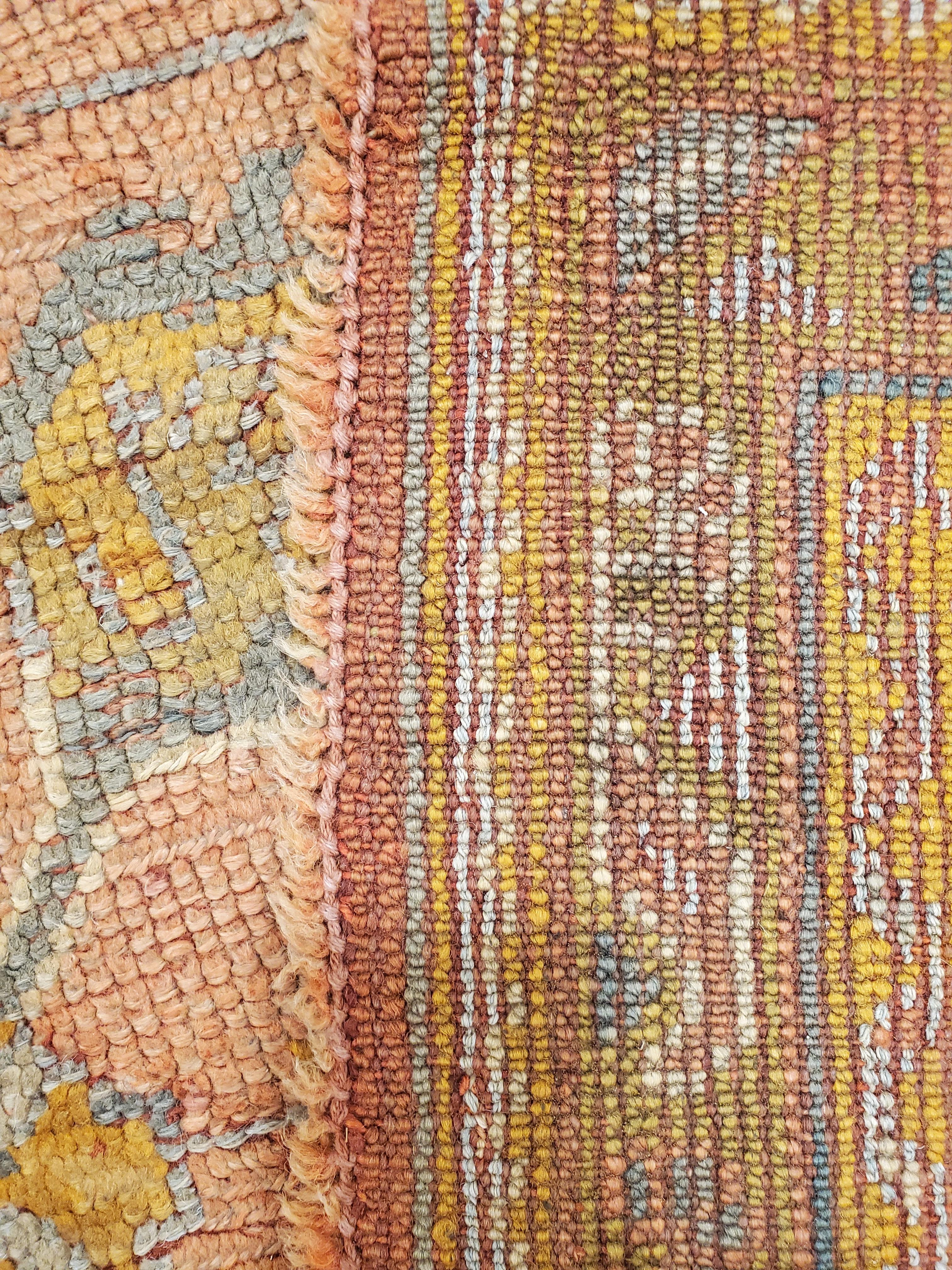 Antiker antiker Oushak-Teppich, Orientteppich, handgefertigter Teppich Safran, Hellblau und Koralle im Zustand „Hervorragend“ im Angebot in Port Washington, NY