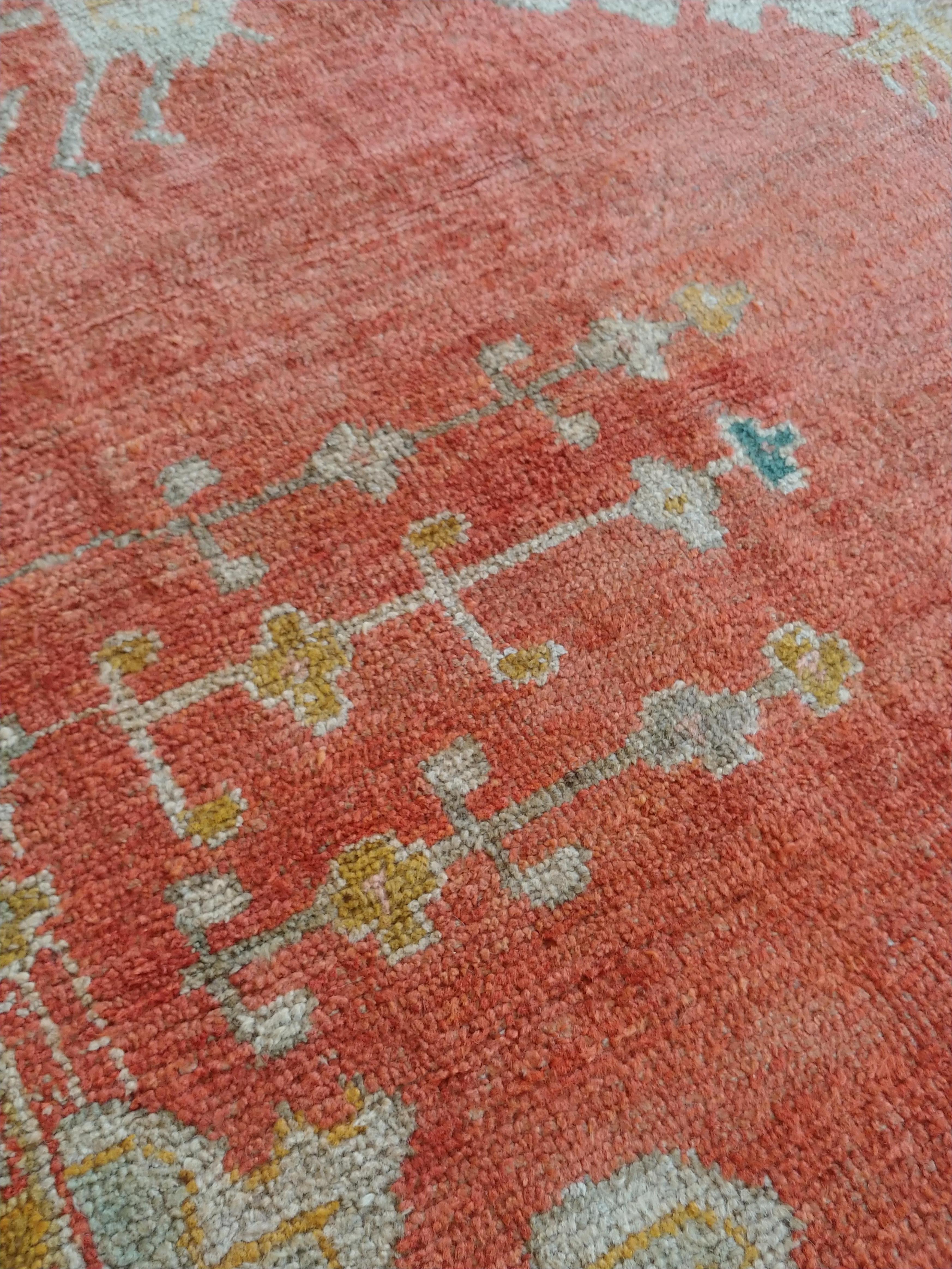 Antiker Oushak-Teppich, orientalischer Teppich, handgefertigter Teppich in Safran, Hellblau und Koralle (19. Jahrhundert) im Angebot