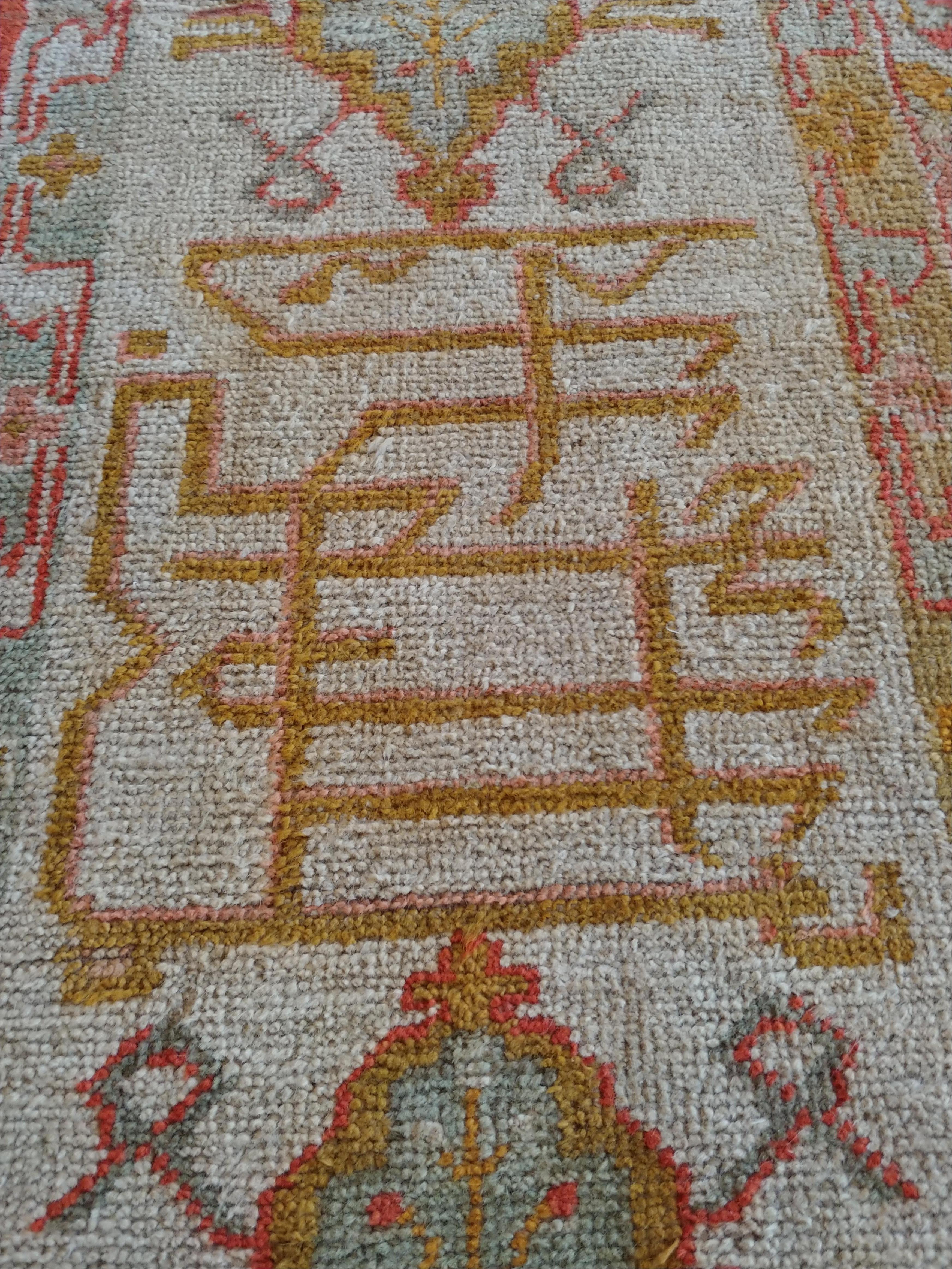 Antiker Oushak-Teppich, orientalischer Teppich, handgefertigter Teppich in Safran, Hellblau und Koralle (Wolle) im Angebot