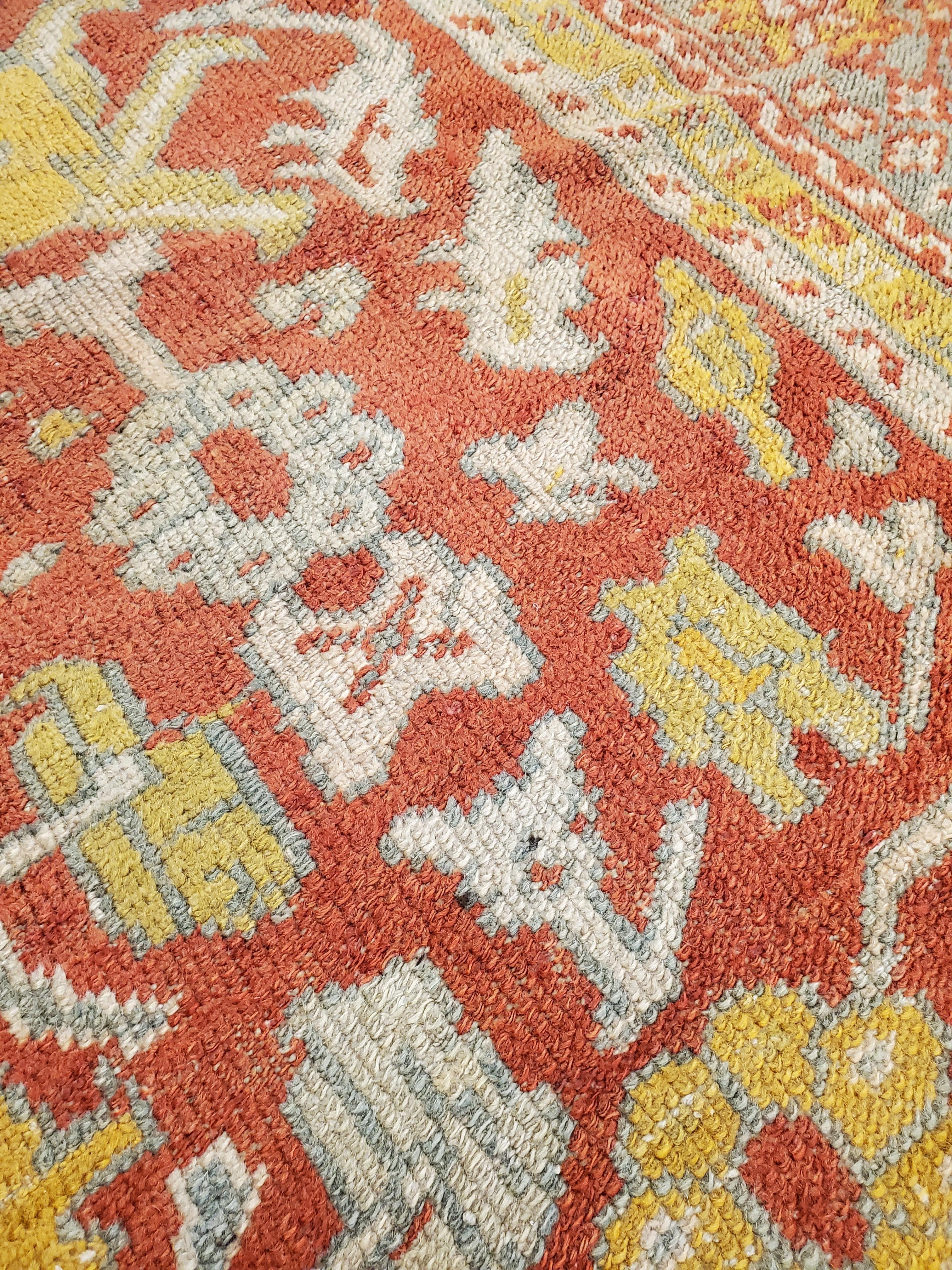 Antiker Oushak-Teppich, Orientteppich, handgefertigter Teppich, safranfarben, hellblau und Koralle (Wolle) im Angebot