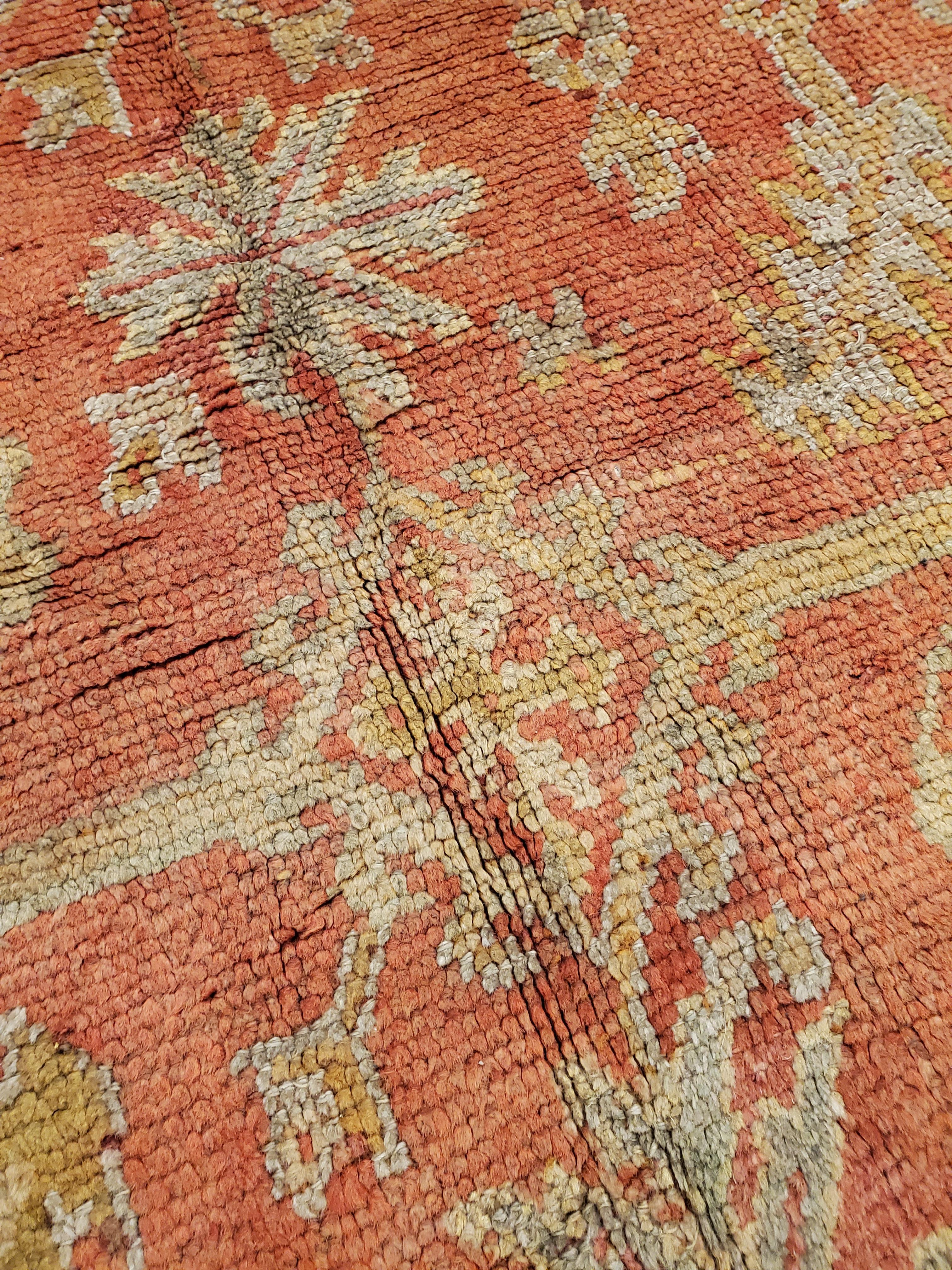 Antiker Oushak-Teppich, orientalischer Teppich, handgefertigter Teppich in Safran, Hellblau und Koralle (Wolle) im Angebot