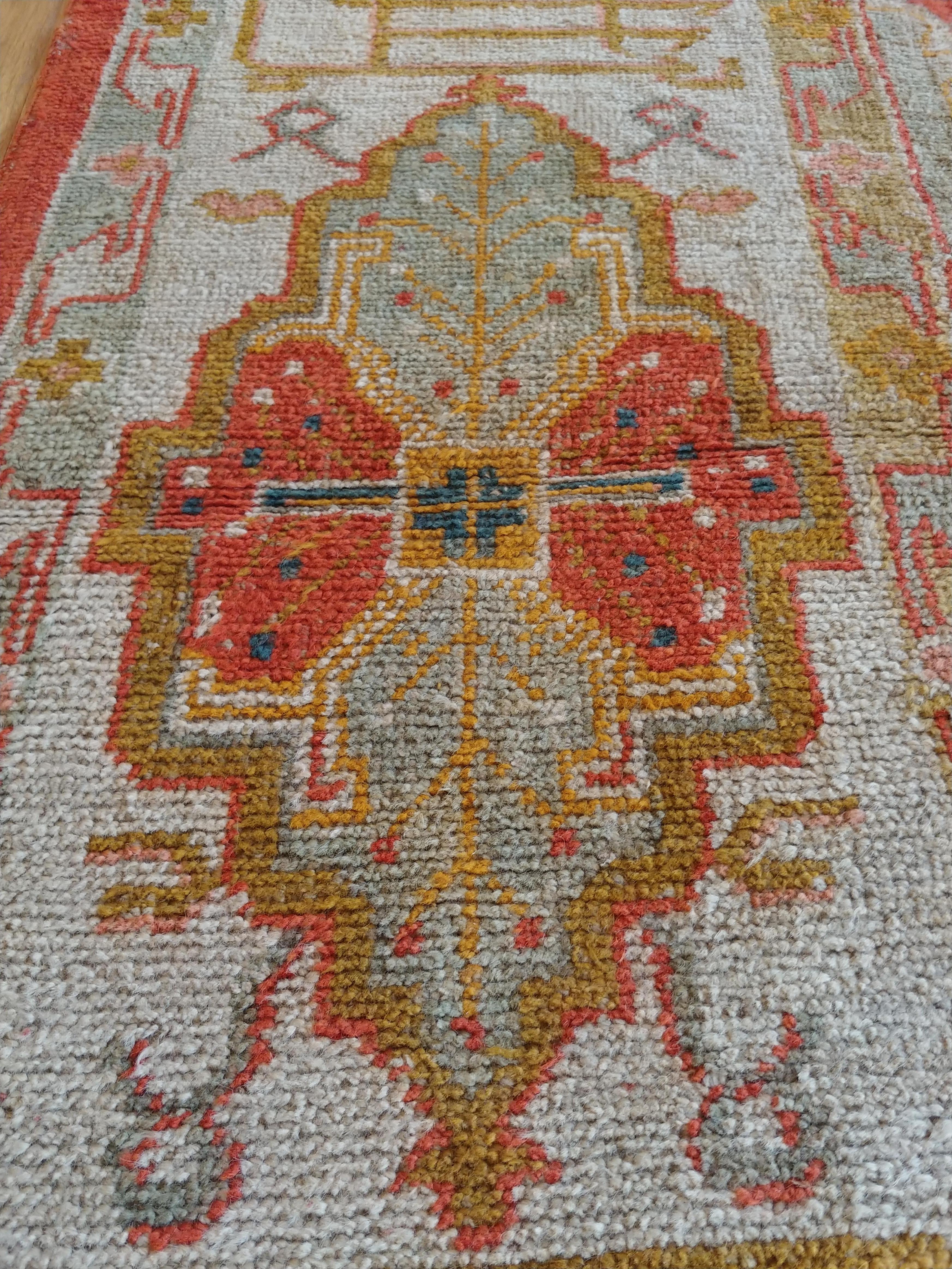 Antiker Oushak-Teppich, orientalischer Teppich, handgefertigter Teppich in Safran, Hellblau und Koralle im Angebot 1