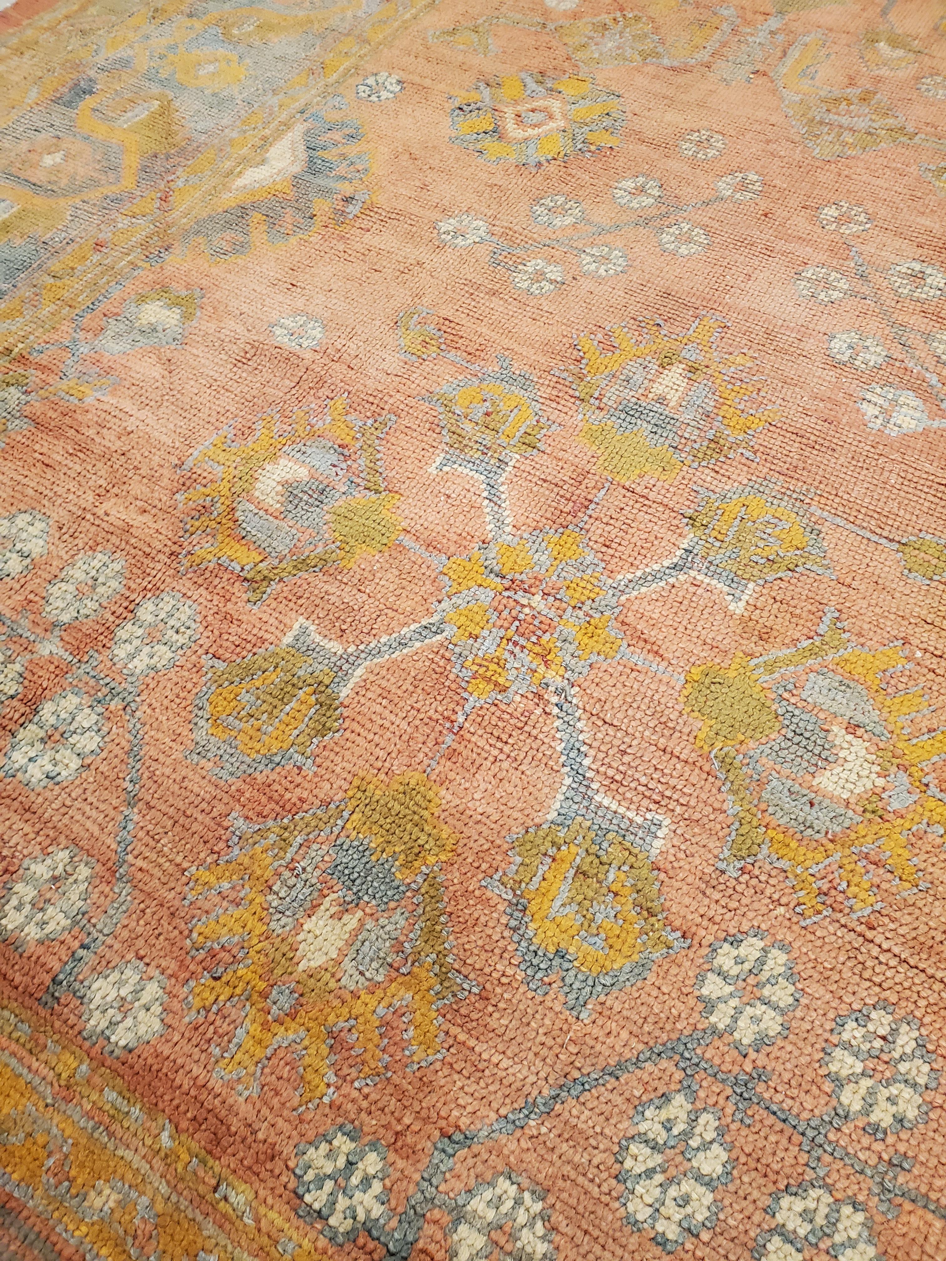 Antiker antiker Oushak-Teppich, Orientteppich, handgefertigter Teppich Safran, Hellblau und Koralle im Angebot 1