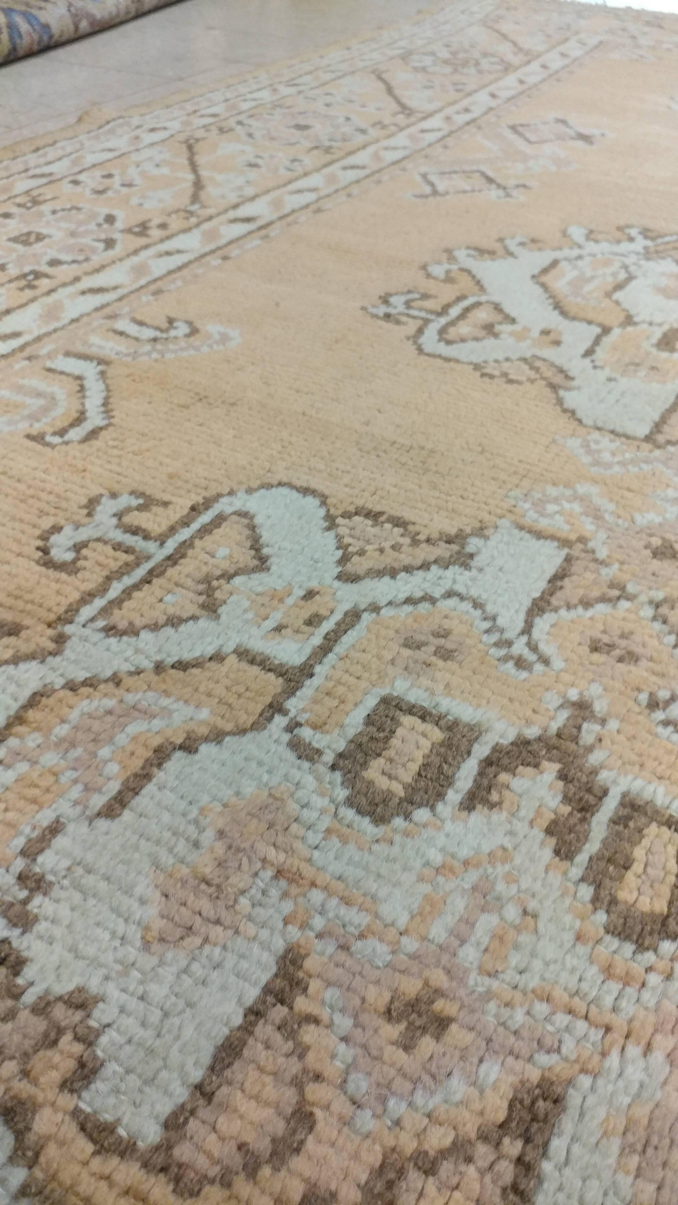 Tappeto antico Oushak, Tappeto orientale, fatto a mano color taupe, blu ghiaccio e marrone in vendita 1