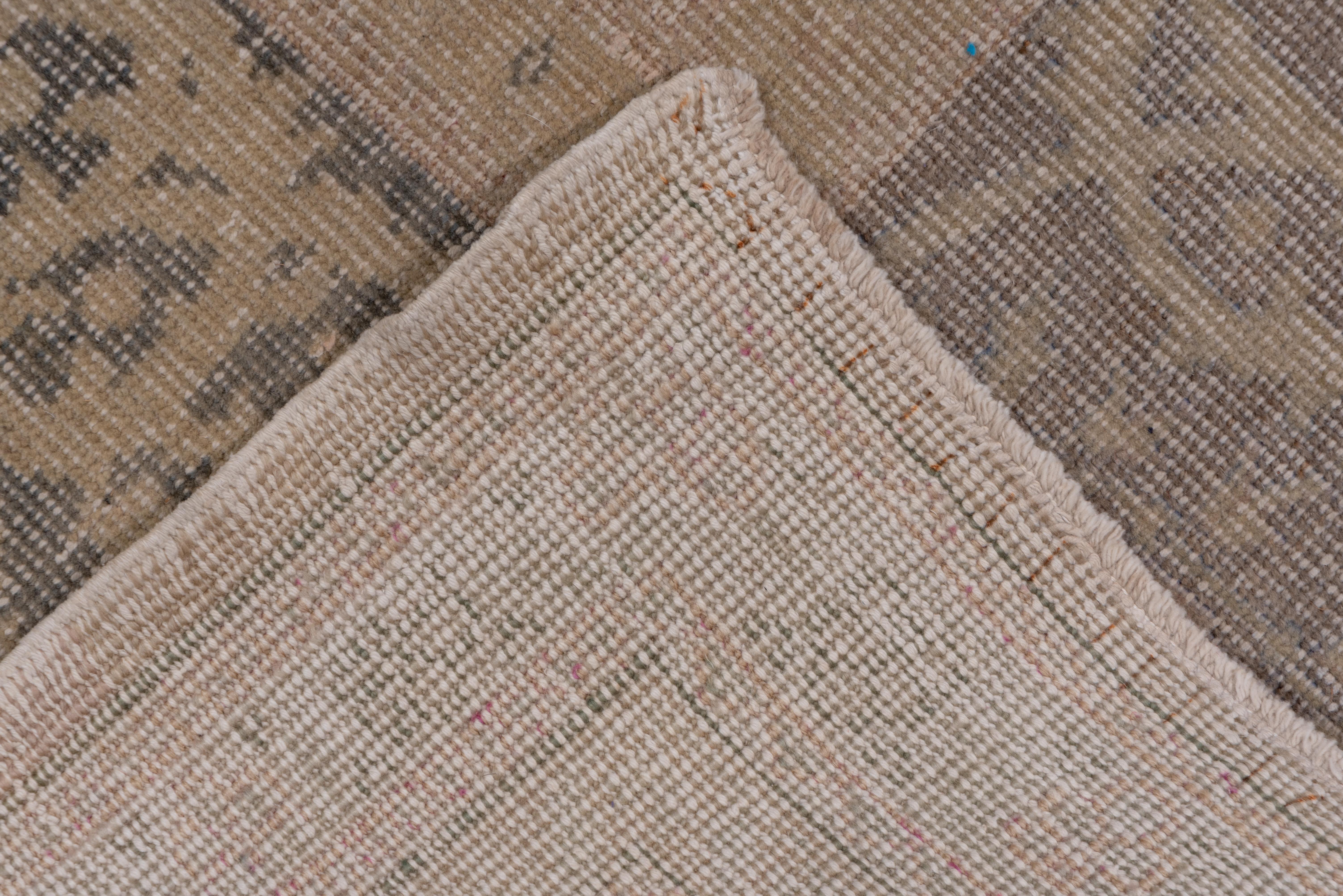 Antiker antiker Oushak-Teppich, weiche Palette, neutrale Farben im Zustand „Gut“ im Angebot in New York, NY