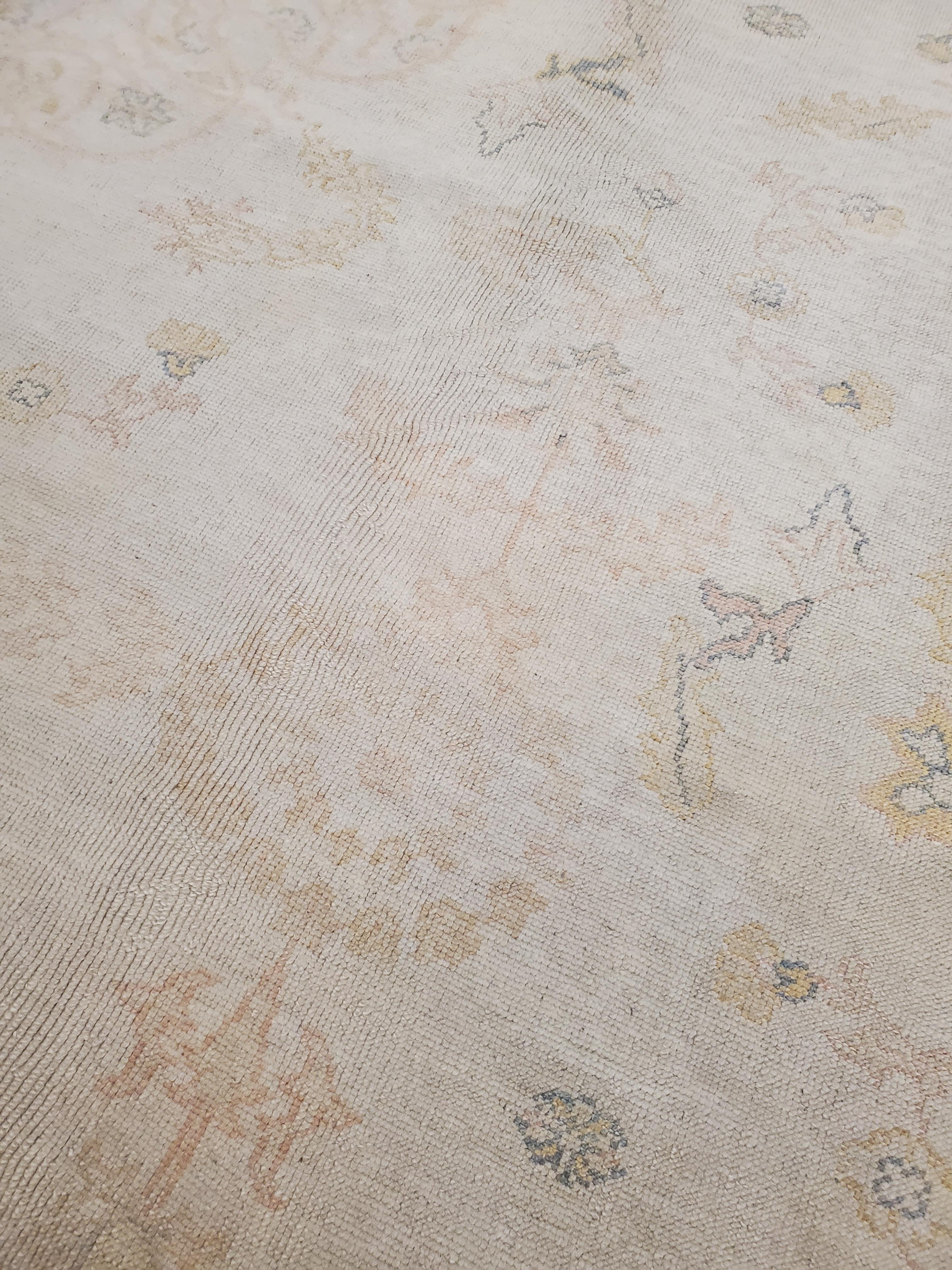 Antiker Oushak Teppich, Türkische Teppiche, Handgefertigte Orientalische Teppiche, Rosa Elfenbein Feiner Teppich im Zustand „Hervorragend“ im Angebot in Port Washington, NY