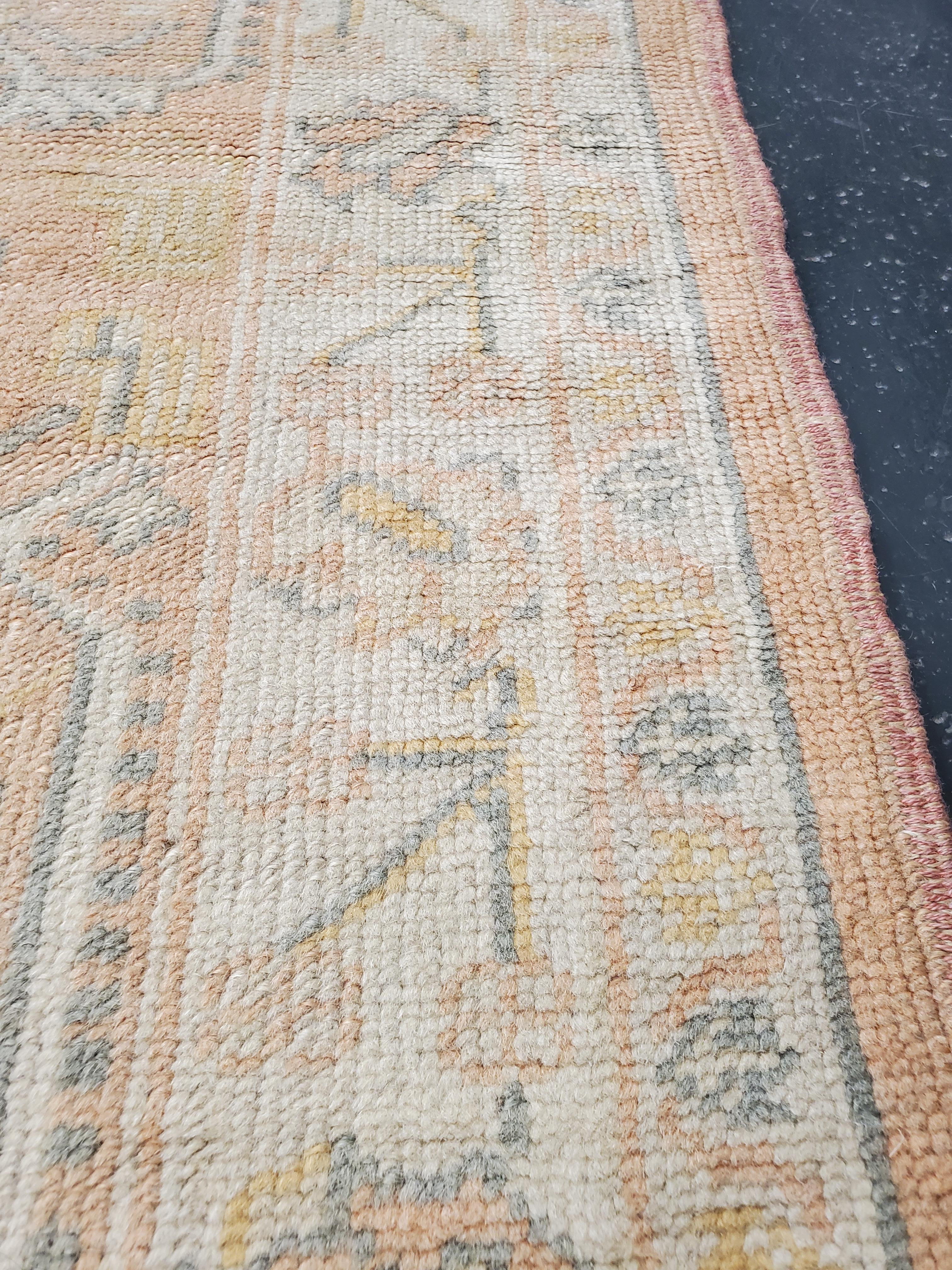 Antiker Oushak Teppich, Türkische Teppiche, Handgefertigte Orientalische Teppiche, Rosa Elfenbein Feiner Teppich (19. Jahrhundert) im Angebot