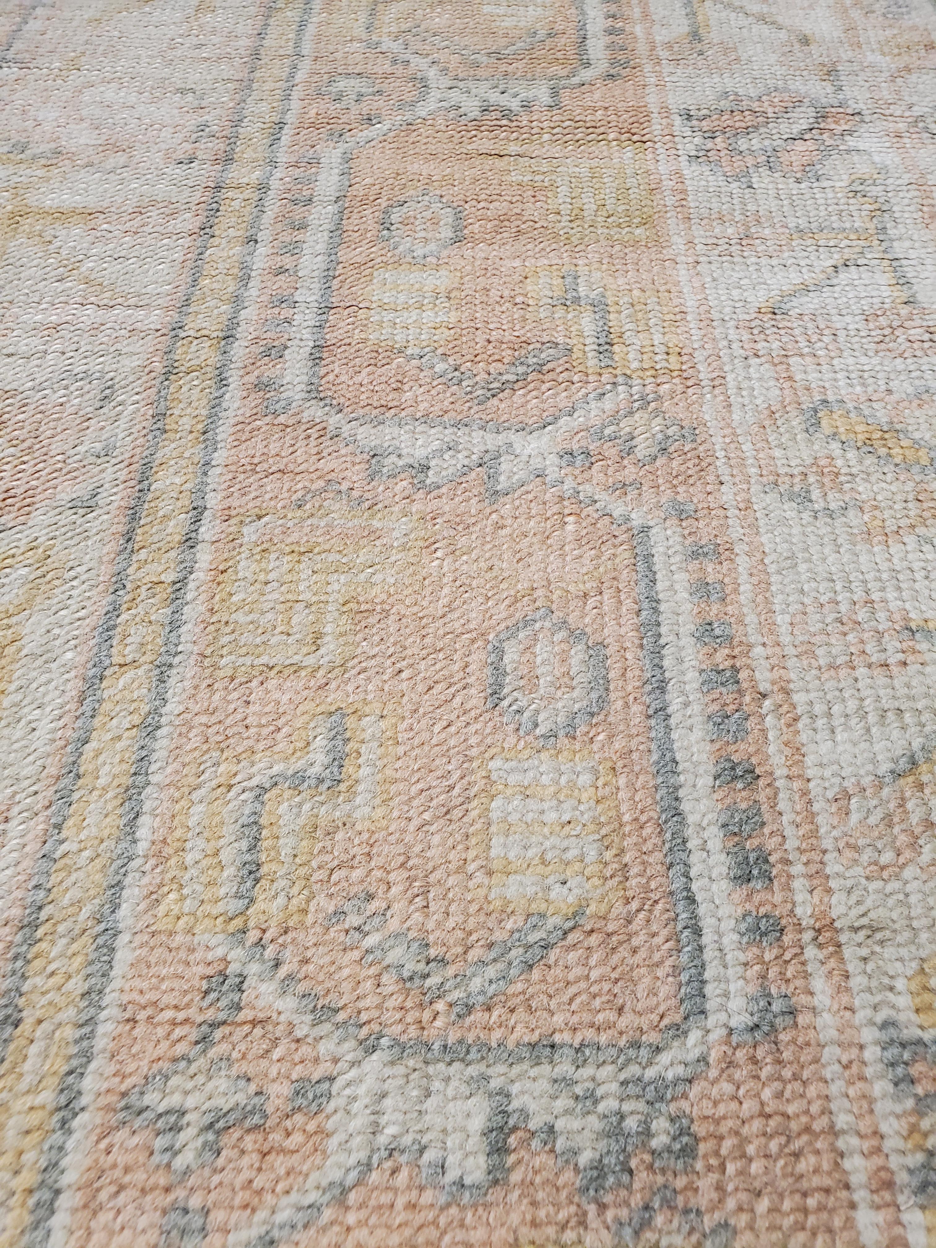 Antiker Oushak Teppich, Türkische Teppiche, Handgefertigte Orientalische Teppiche, Rosa Elfenbein Feiner Teppich im Angebot 1