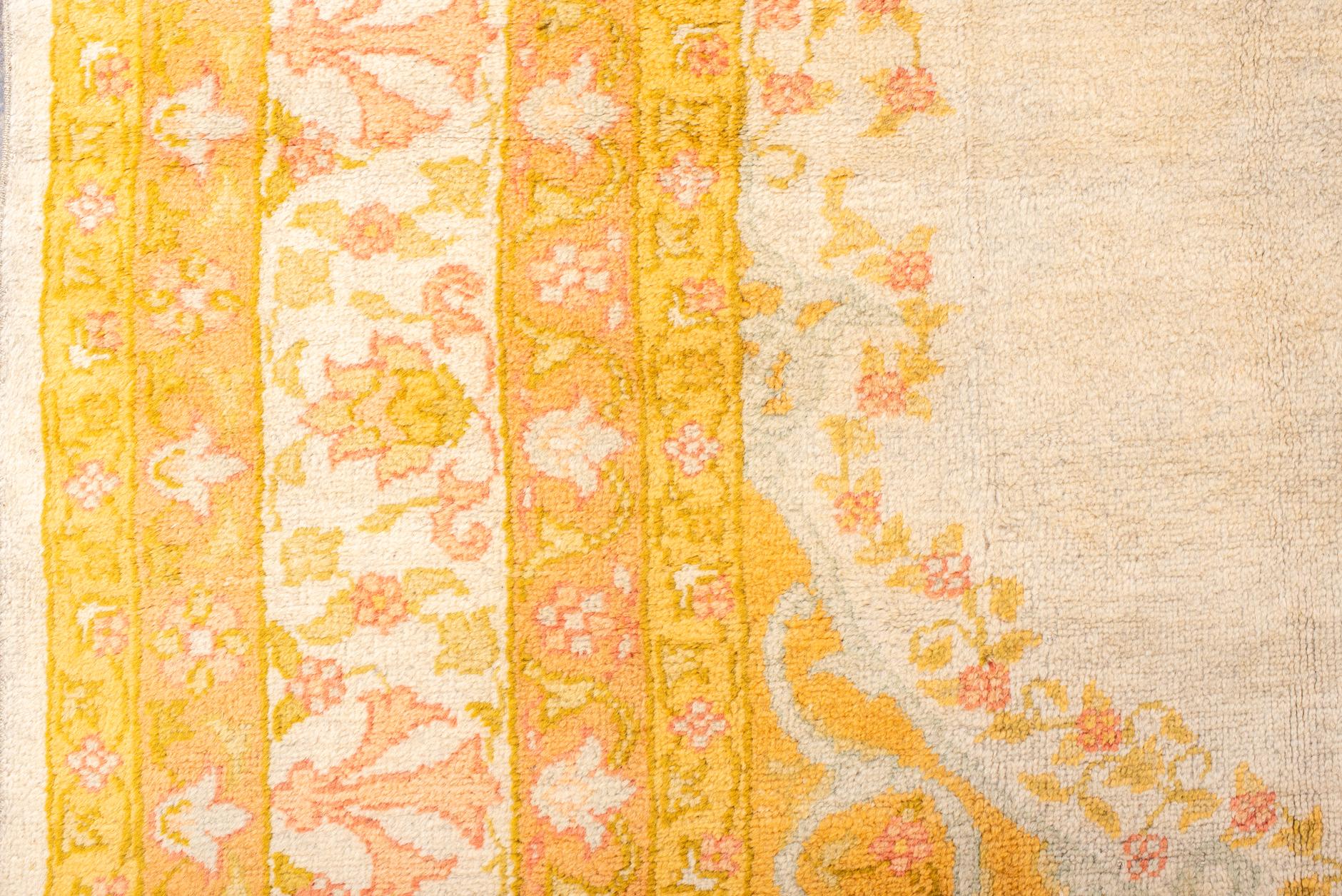 Antiker Oushak-Teppich mit hellgoldenem Medaillon im Zustand „Gut“ im Angebot in New York, NY