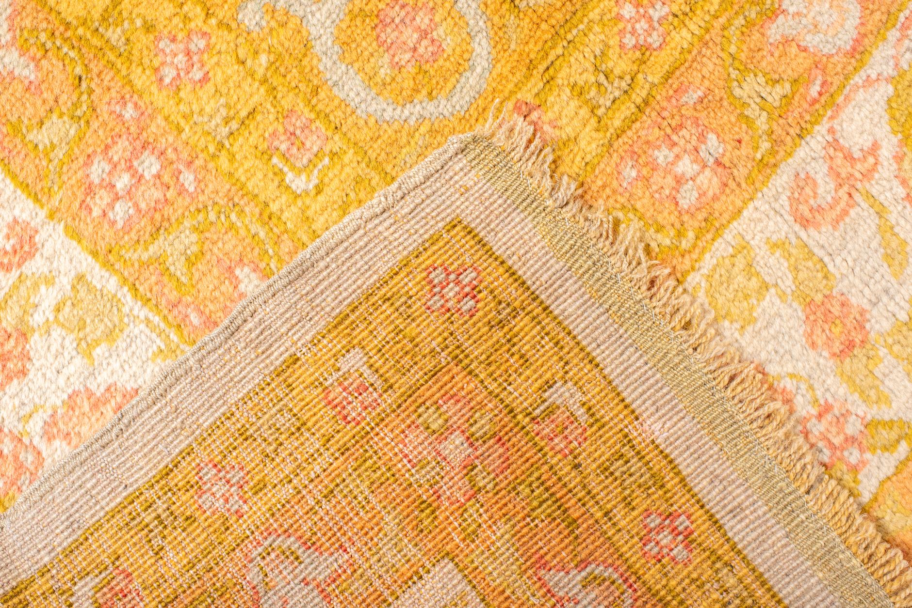 Antiker Oushak-Teppich mit hellgoldenem Medaillon (20. Jahrhundert) im Angebot