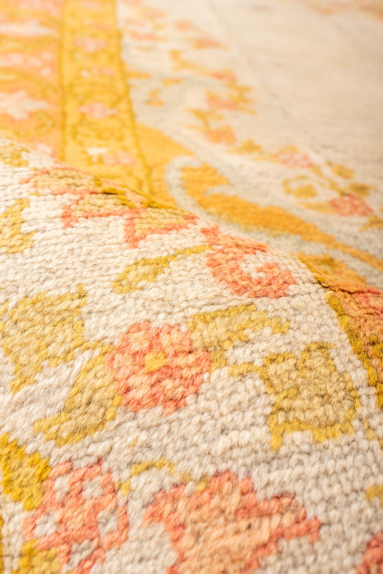 Antiker Oushak-Teppich mit hellgoldenem Medaillon (Wolle) im Angebot