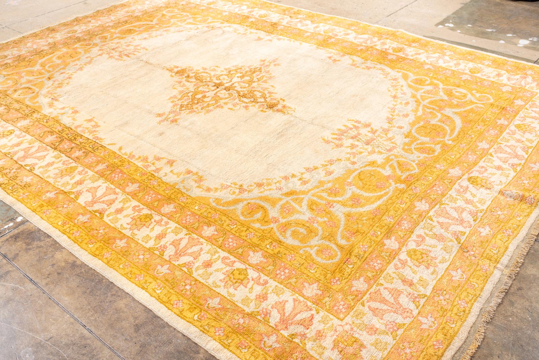 Antiker Oushak-Teppich mit hellgoldenem Medaillon im Angebot 1