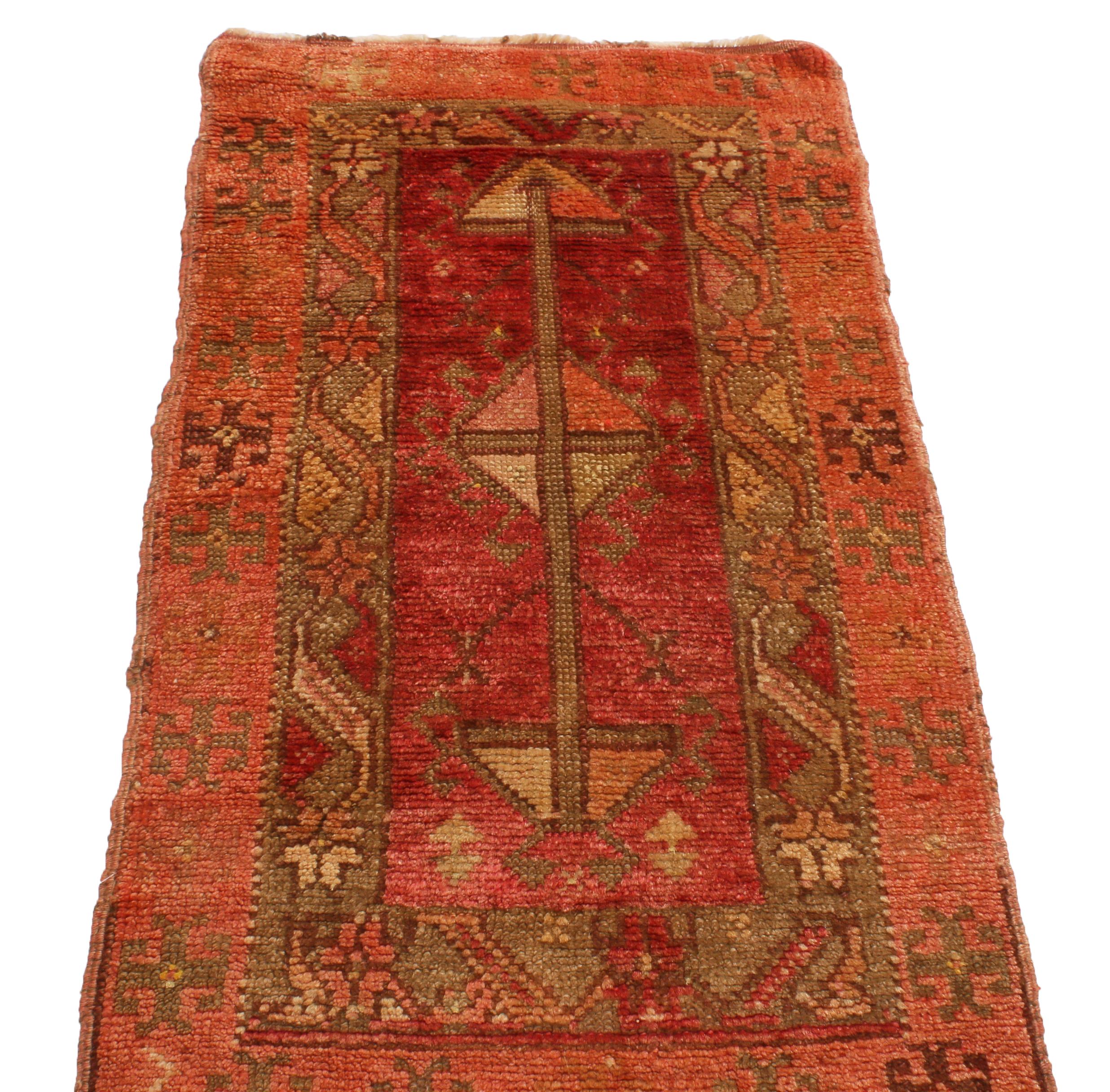 Originating from Turkey in 1910, this antique Oushak wool rug is hand knotted with a geometric series of symbols resembling oriental ram's horn cross and Bukagi fetter motifs. Enjoying an intriguing combination of meandering borders around a