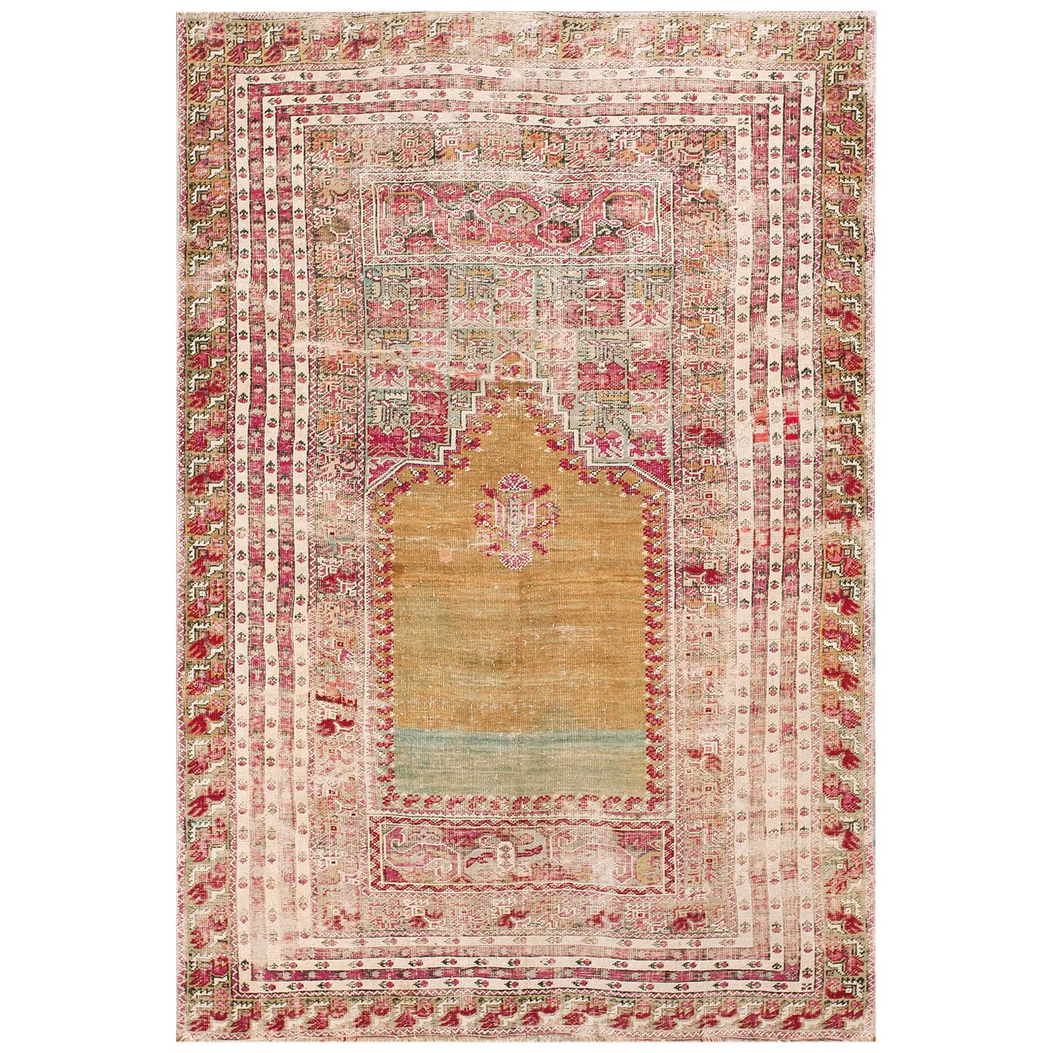 Ancien tapis d'Oushak Ghoirdes en vente