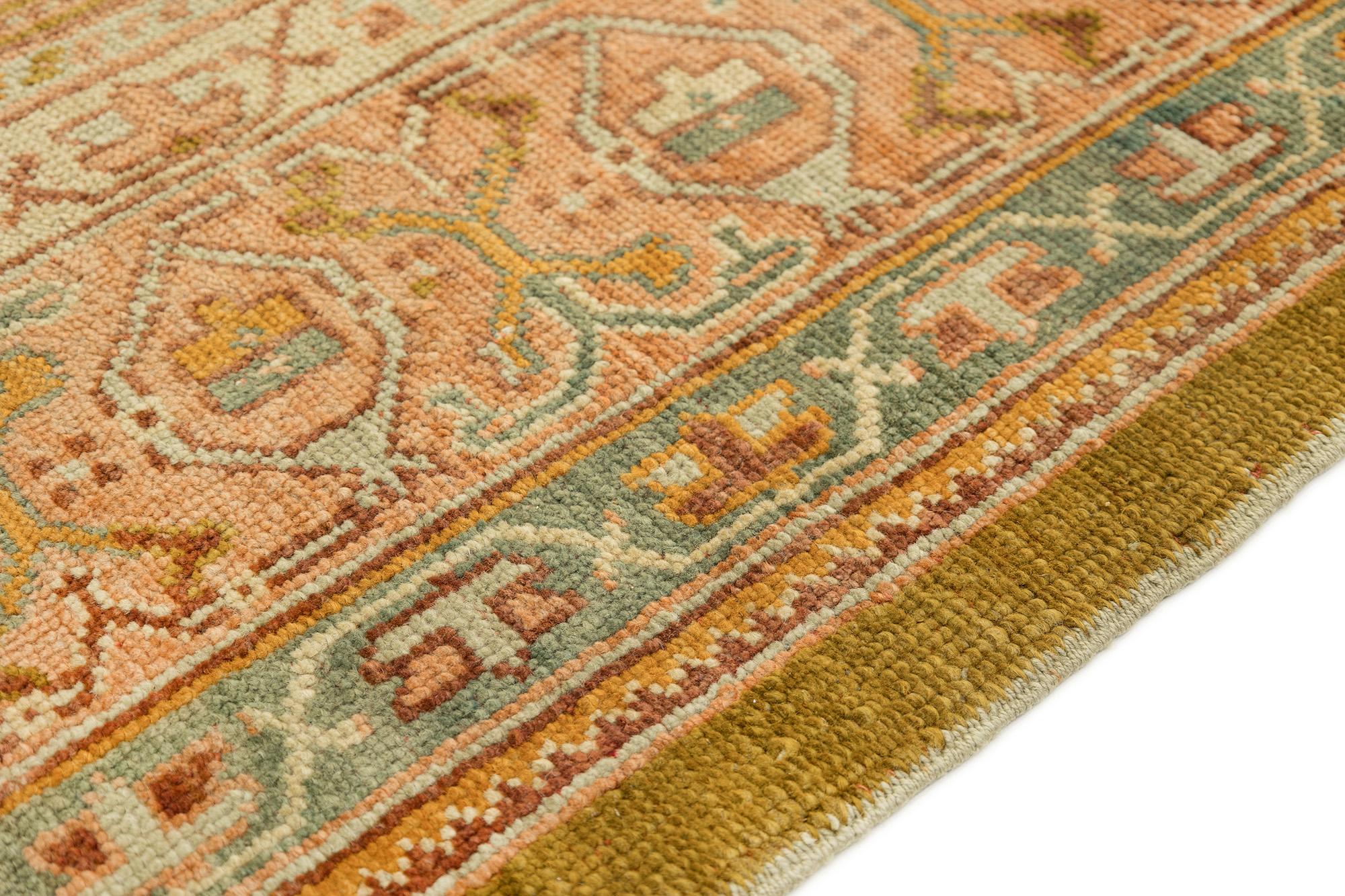 Antikes Oushak (gold-grüner Ton, 448cm x 386cm) im Zustand „Gut“ im Angebot in North Bergen, NJ
