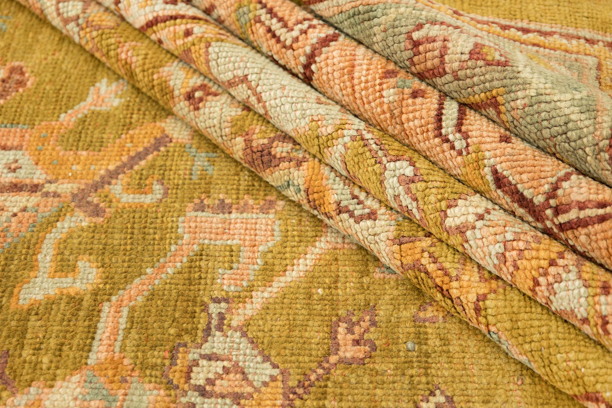 Antikes Oushak (gold-grüner Ton, 448cm x 386cm) (Wolle) im Angebot