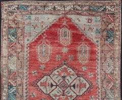 Antiker türkischer Oushak-Teppich mit Akzenten in Rot, Zartblau, Petrol und Creme