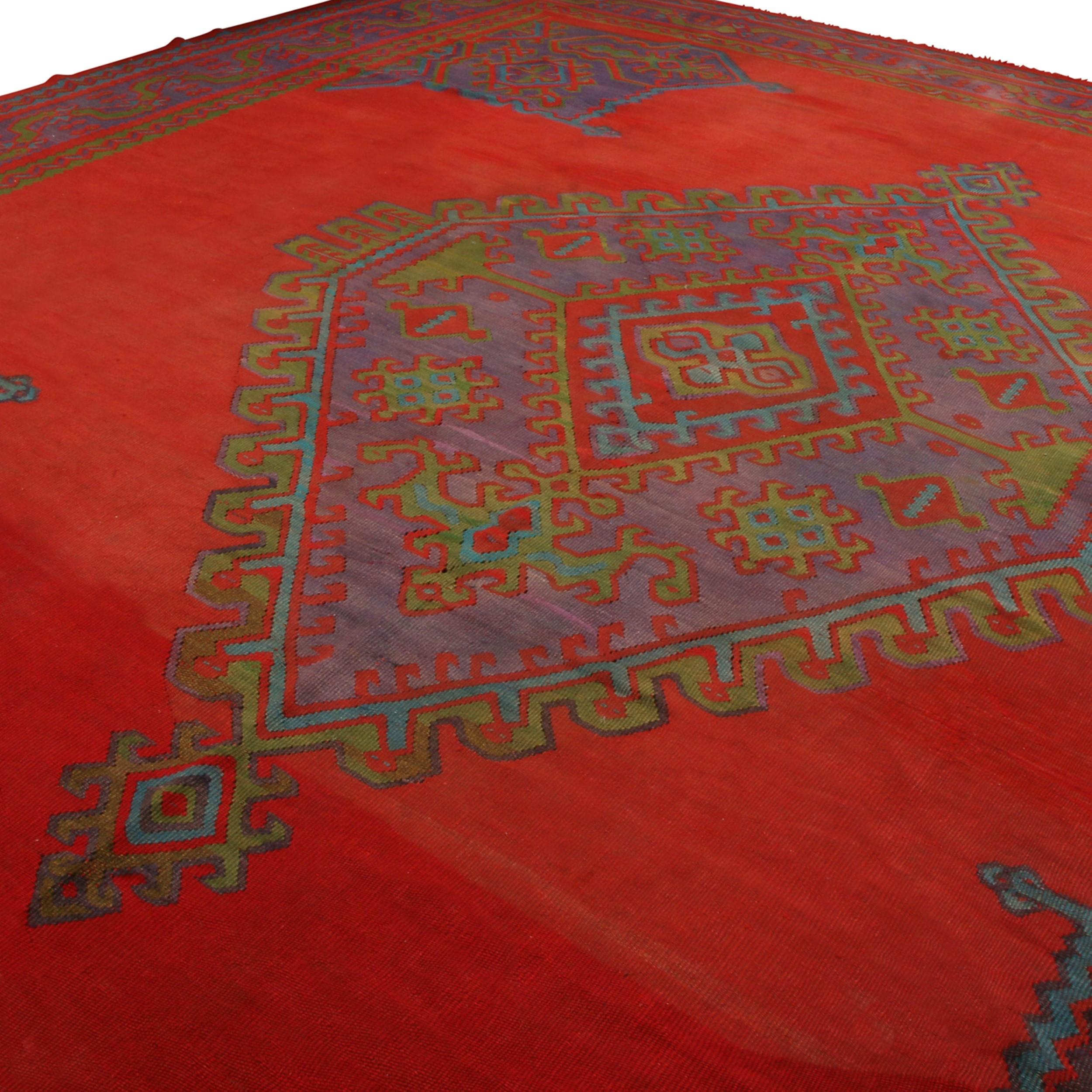 Antiker quadratischer Oushak-Kelim-Teppich in Rot und Indigo mit Medaillon  Rug & Kilim (Türkisch) im Angebot