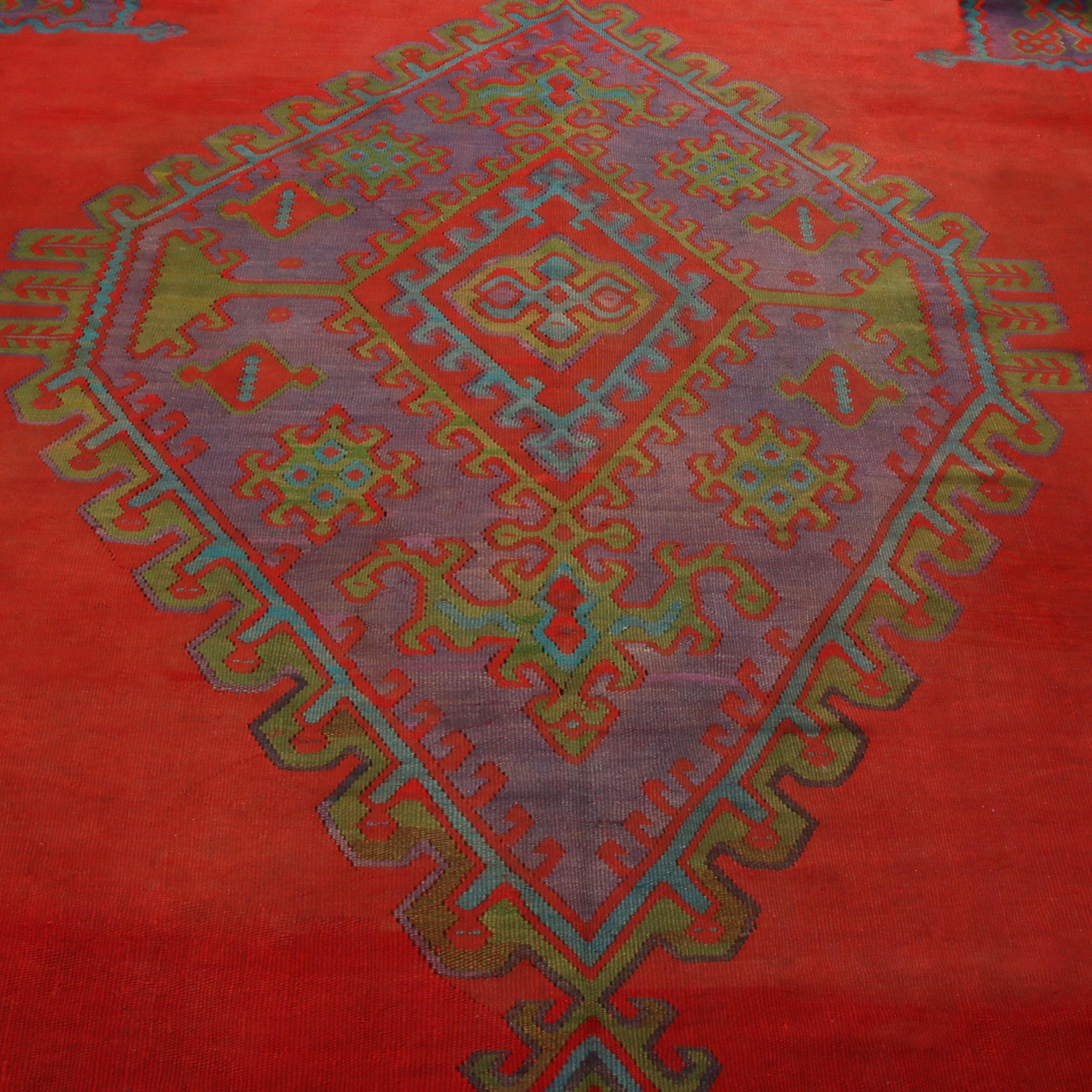 Antiker quadratischer Oushak-Kelim-Teppich in Rot und Indigo mit Medaillon  Rug & Kilim (Handgeknüpft) im Angebot