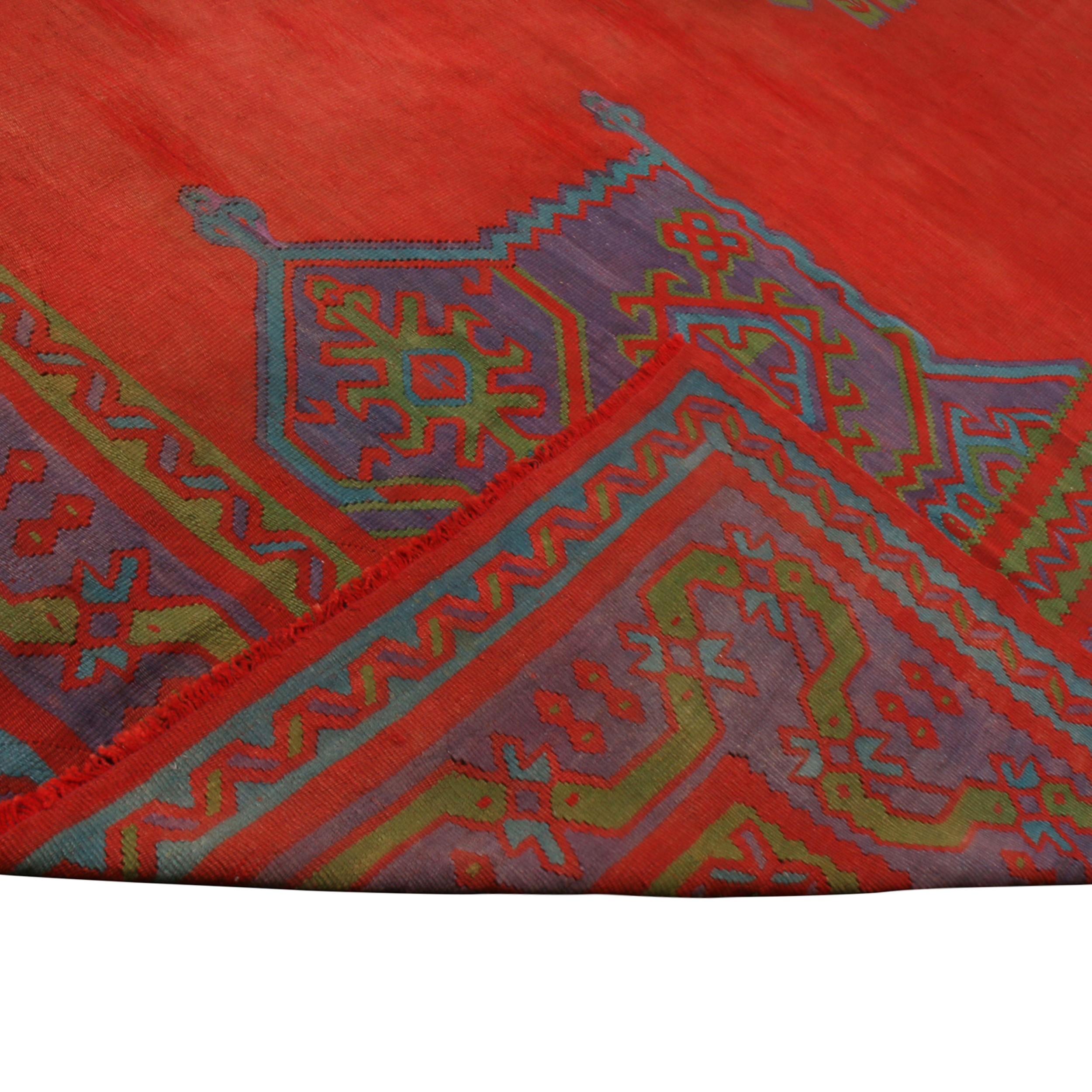 Antiker quadratischer Oushak-Kelim-Teppich in Rot und Indigo mit Medaillon  Rug & Kilim (Wolle) im Angebot