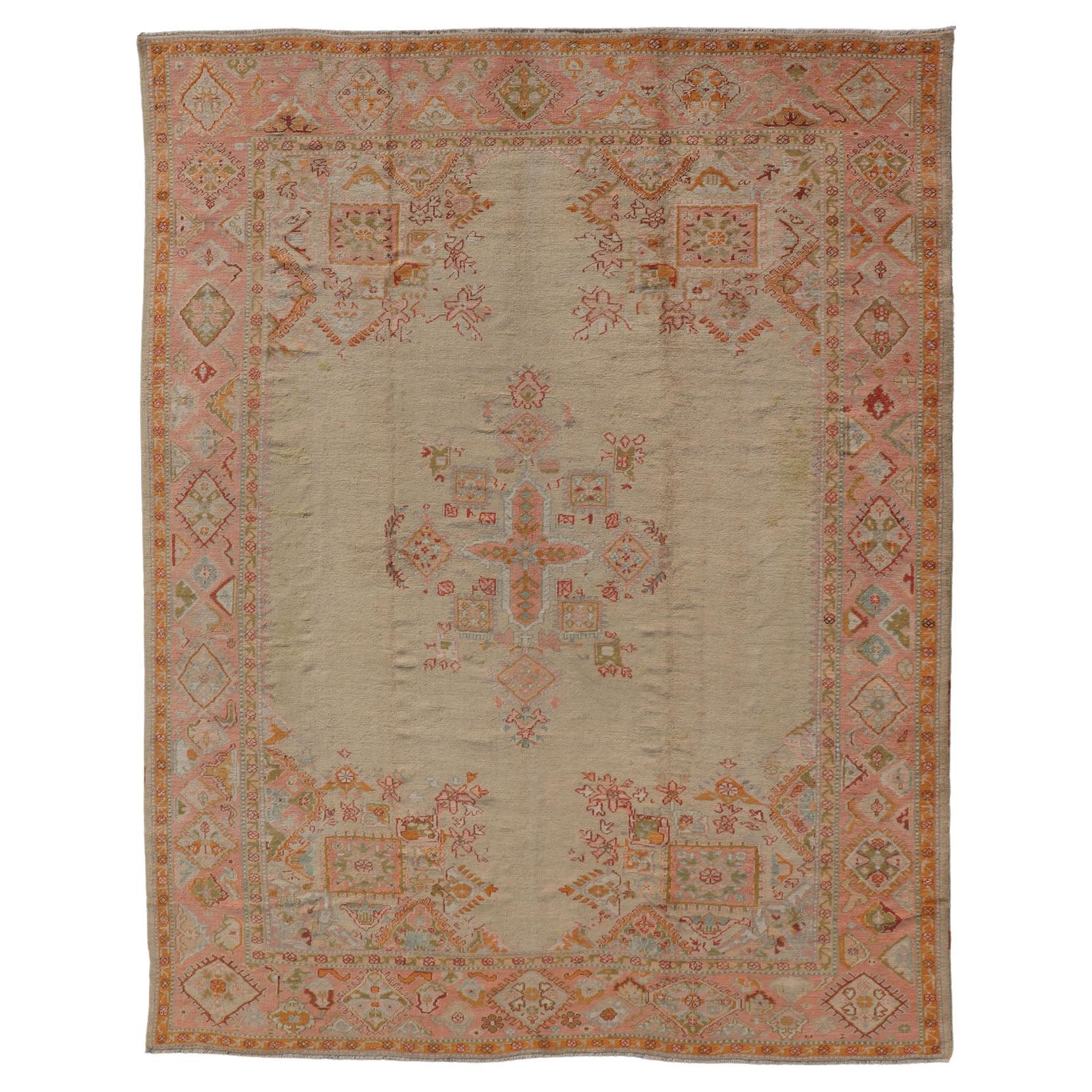 Antikes Oushak-Medaillon-Design, blassgrünes Feld mit lebhafter Bordüre 10
x 13
5