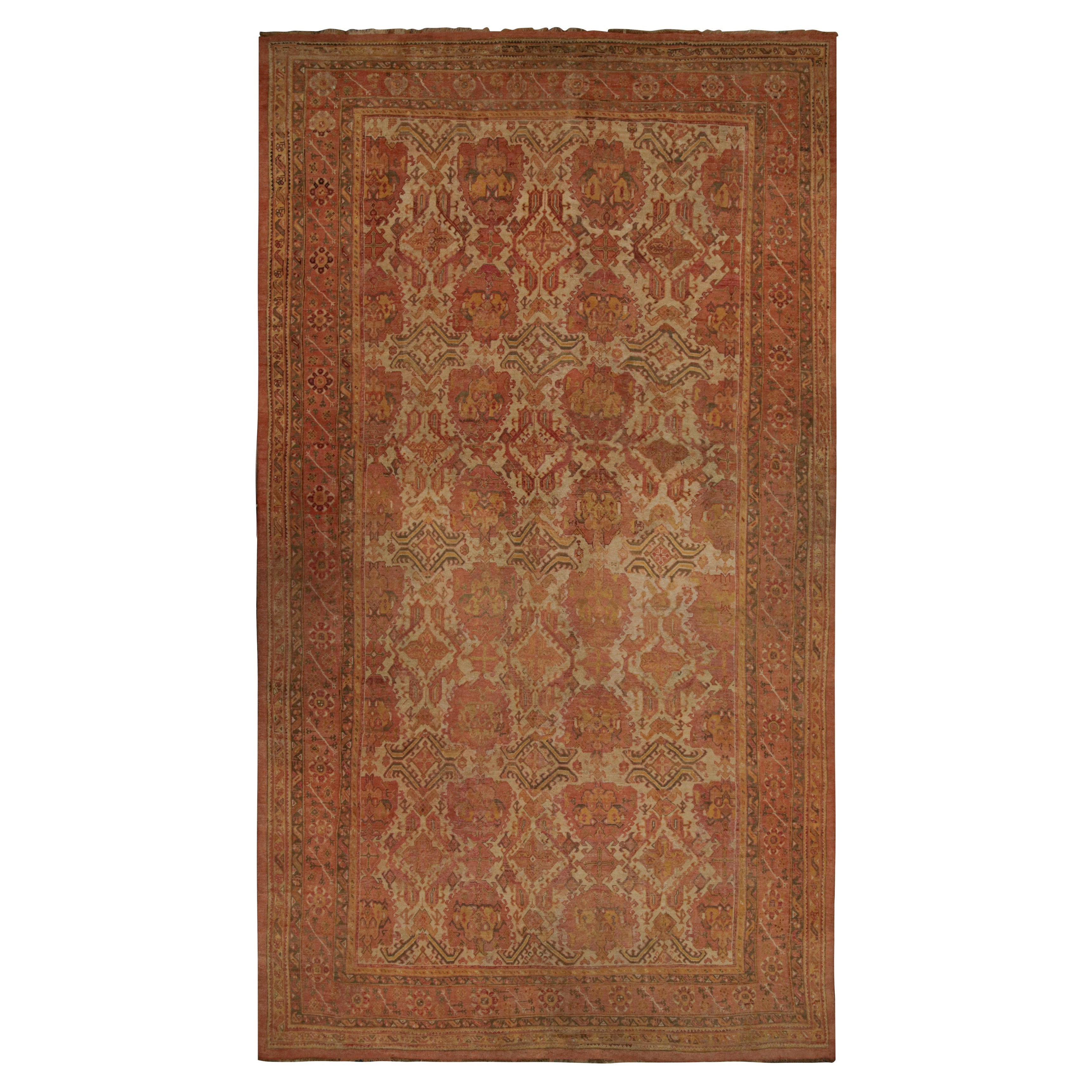 Tappeto antico Oushak Palace con motivo rosso e oro all over