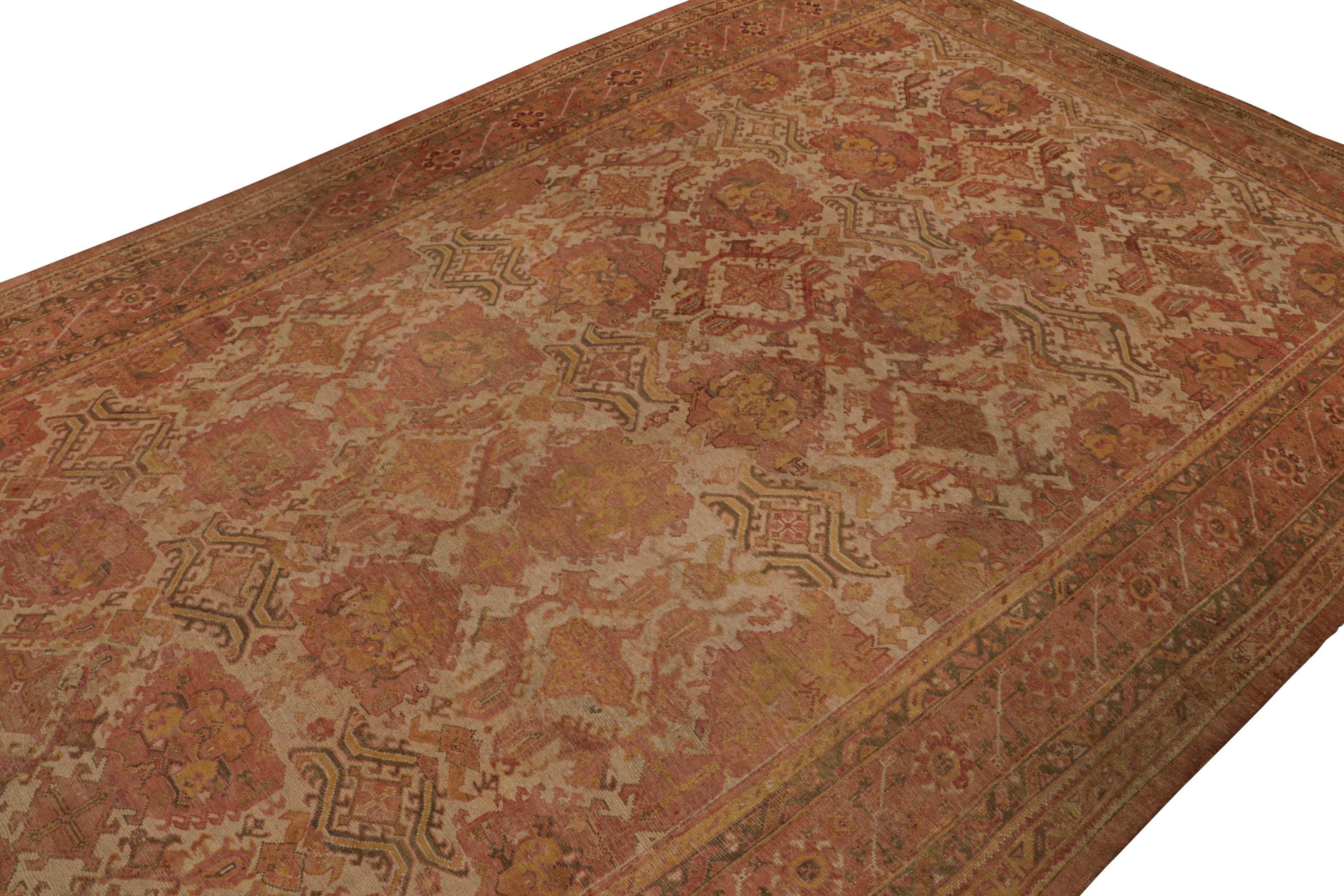 Dieser antike Oushak-Teppich im Format 14x23 ist ein äußerst sammelwürdiger Palastteppich der Proto-Arts & Crafts-Sensibilität, handgeknüpft aus Wolle um 1890-1900. 
Es stammt aus der Türkei und ist ein einzigartiges, übergroßes Stück, das die beste