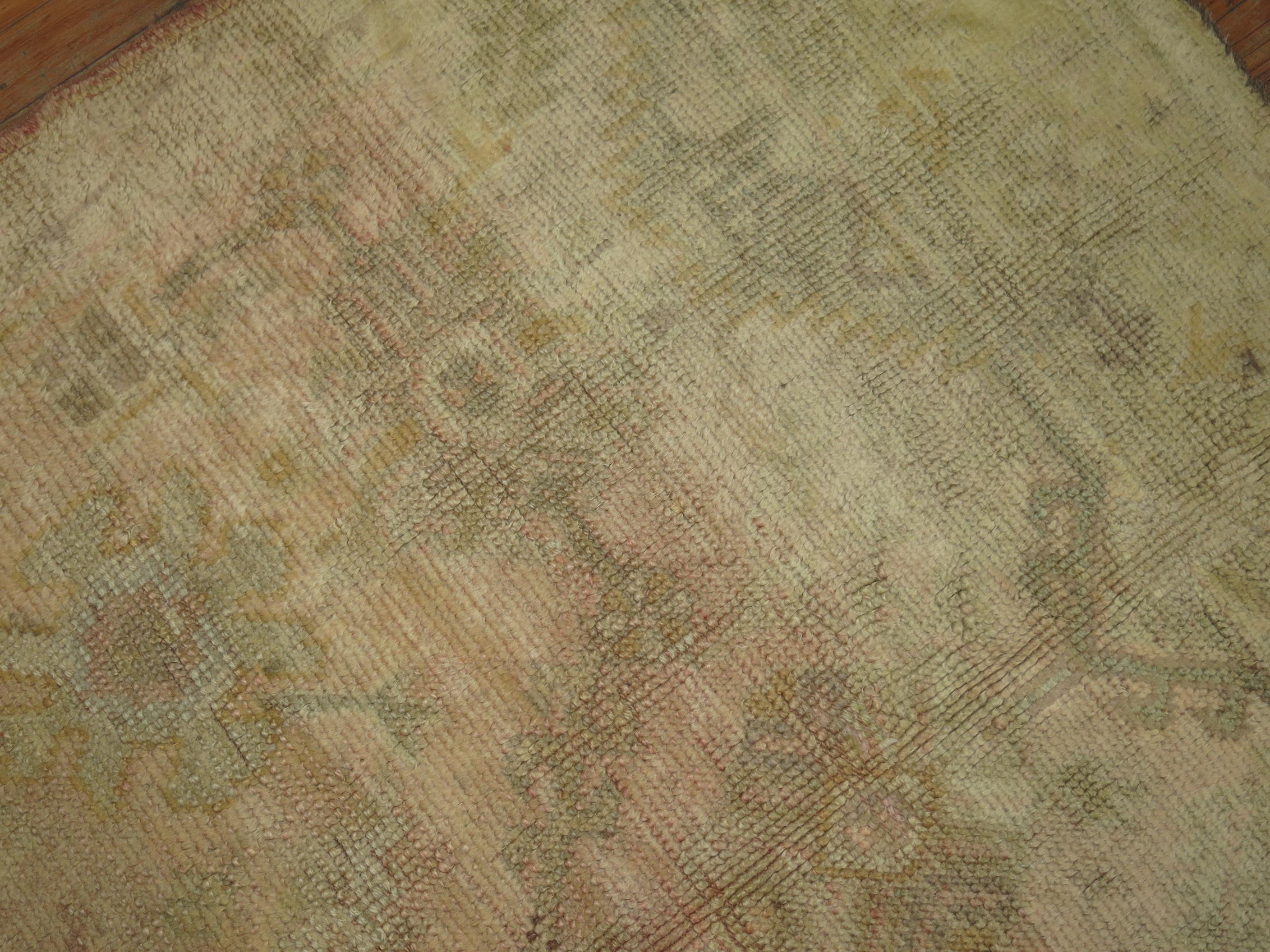 Antique Oushak Pale Rug In Excellent Condition For Sale In New York, NY