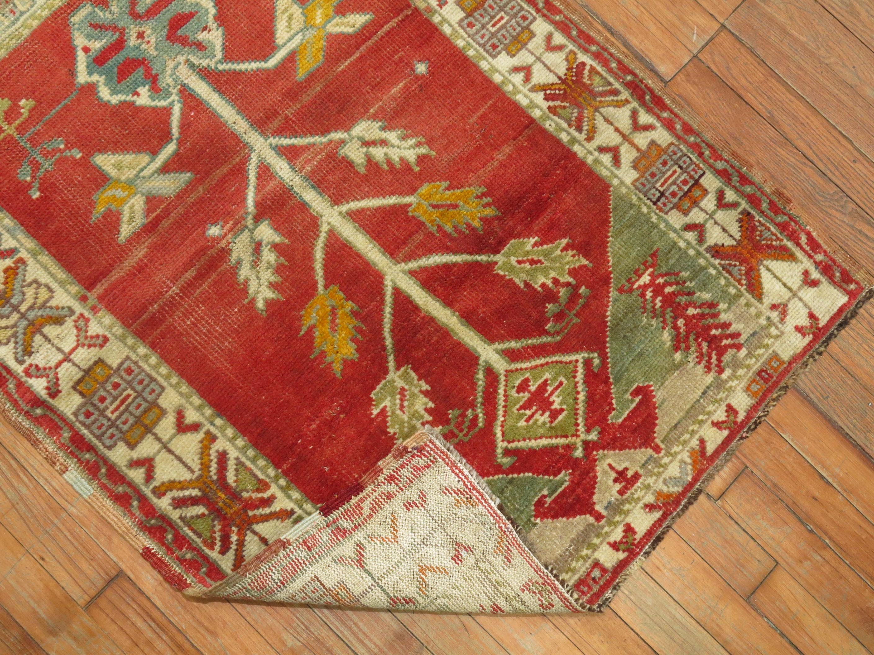 Colección Zabihi Alfombra de oración turca antigua Oushak en Bueno estado para la venta en New York, NY