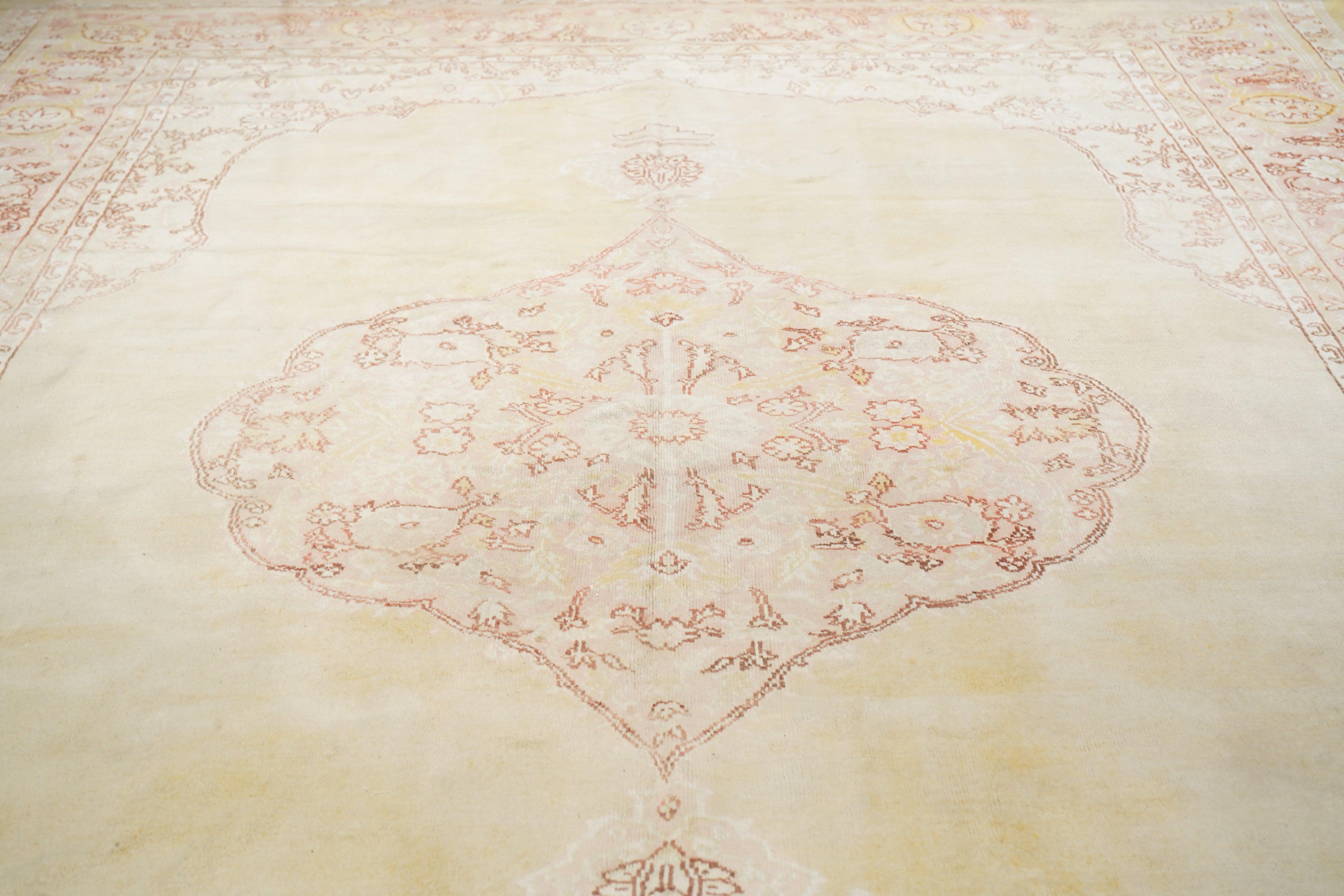 Annodato a mano Tappeto antico Oushak 10'5'' x 13'8'' in vendita