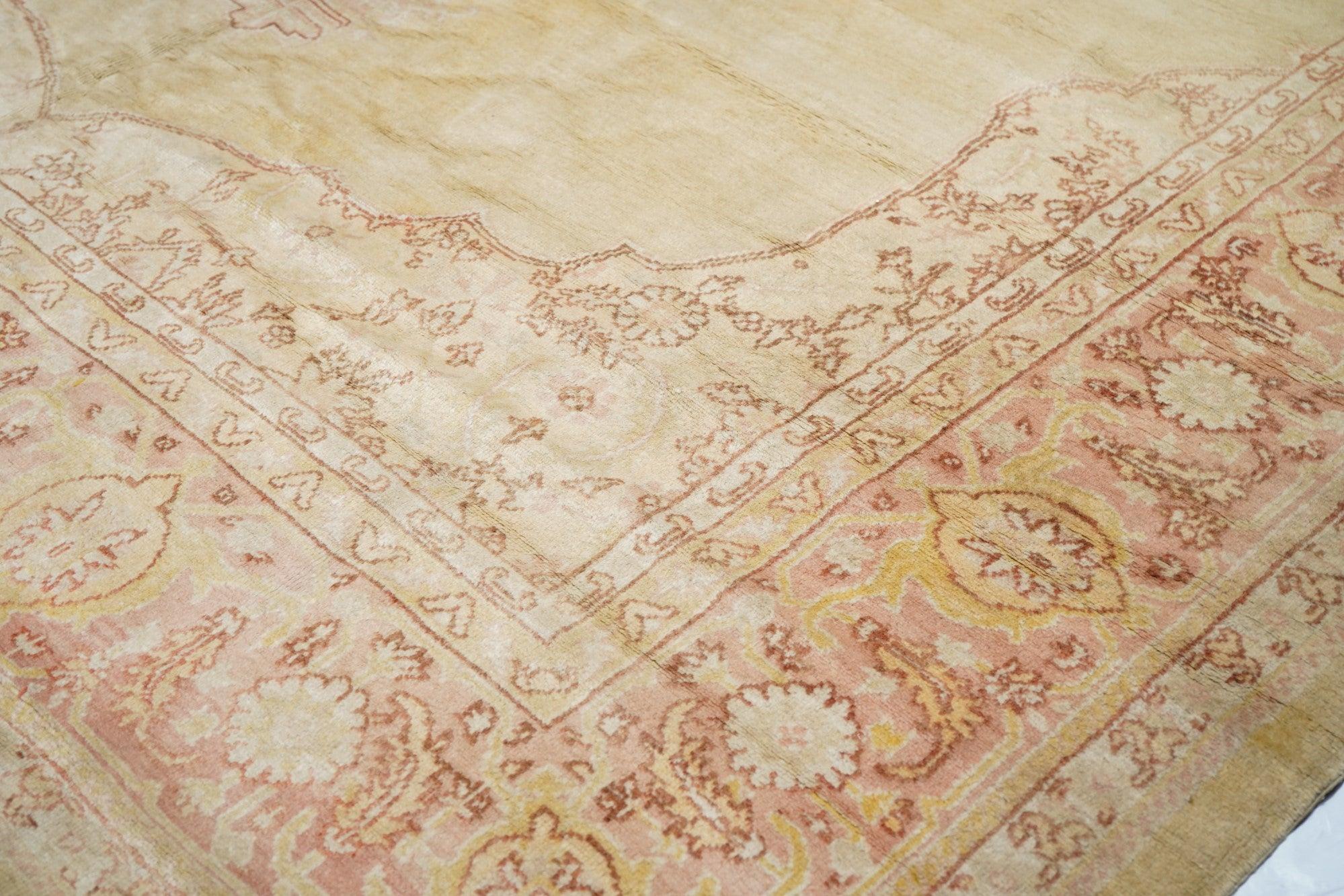 Tappeto antico Oushak 10'5'' x 13'8'' In condizioni buone in vendita a New York, NY