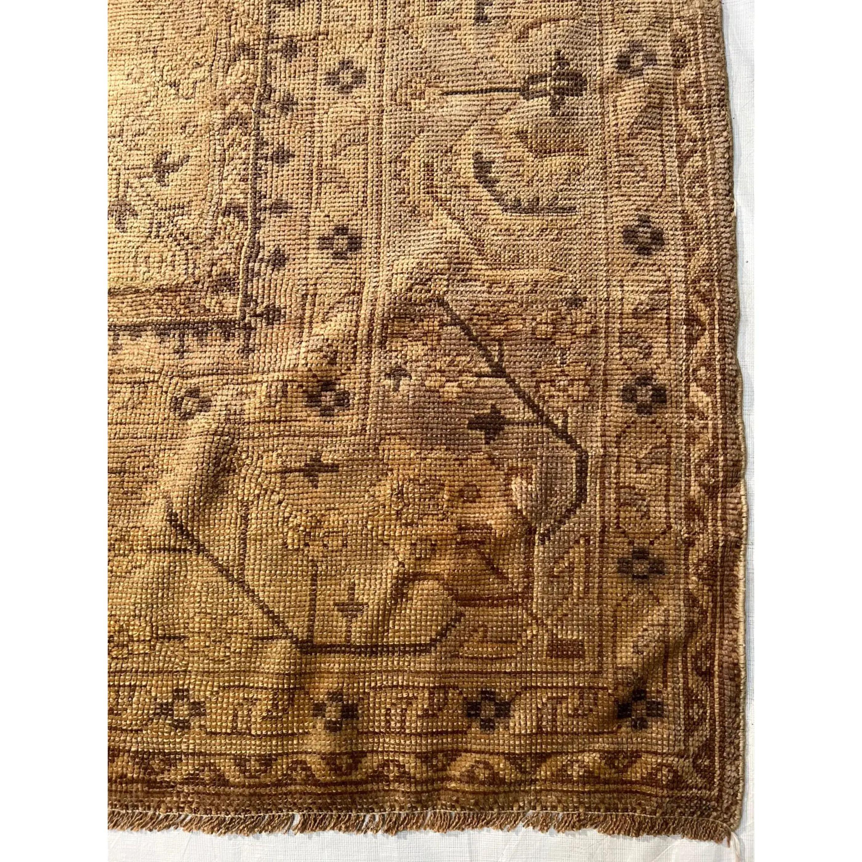 Les anciens tapis turcs Oushak sont tissés dans l'ouest de la Turquie depuis le début de la période ottomane. Les historiens leur attribuent la plupart des grands chefs-d'œuvre du tissage des tapis turcs du XVe au XVIIe siècle. Lorsque les choses