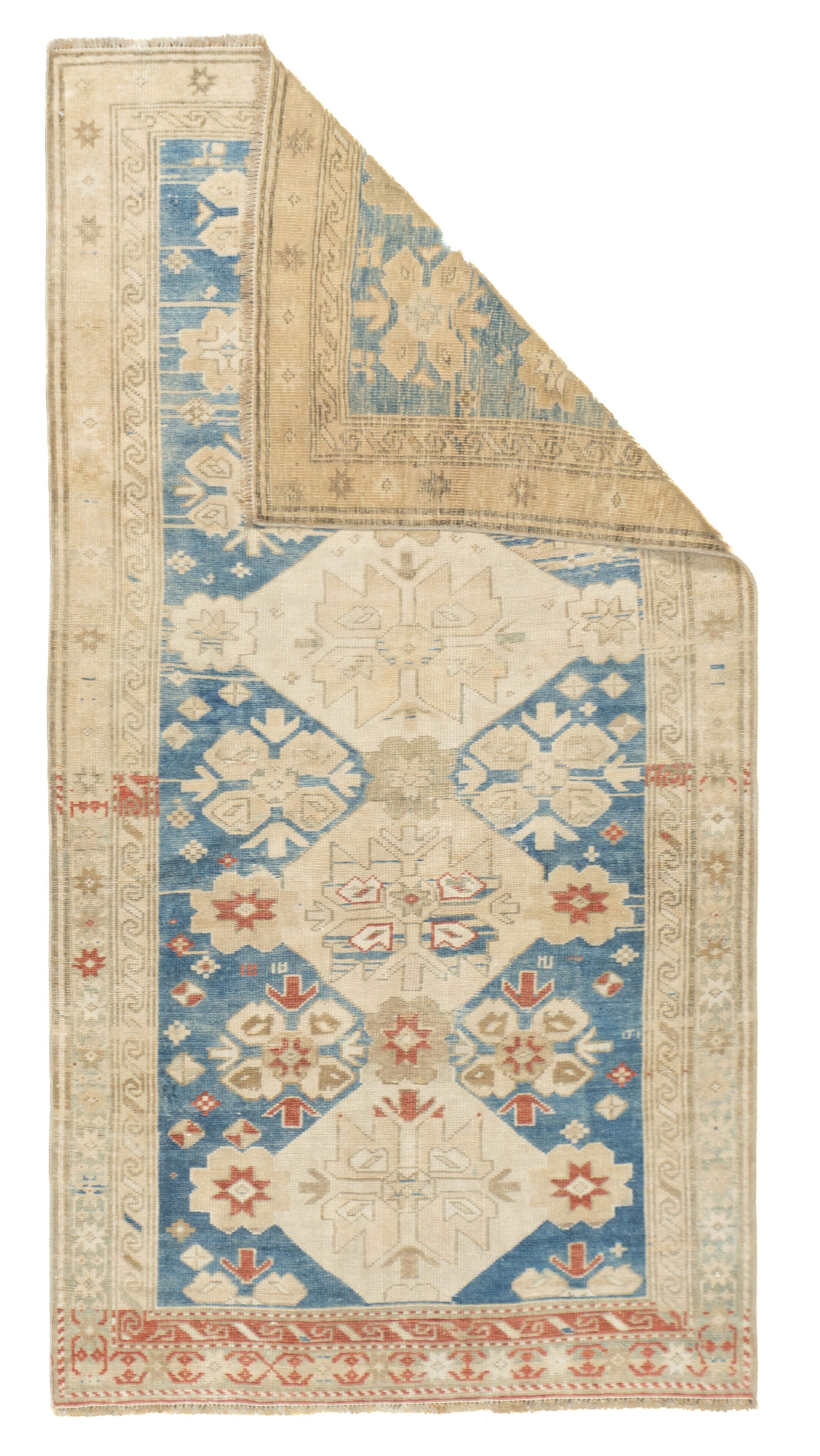 Antiker Oushak-Teppich 2'11'' x 5'8''. Dieses rustikale anatolische Streumuster zeigt eine reduzierte Farbpalette mit einem mittelblauen Feld, das ein Medaillon mit vier Rautenstangen und Rosettenverbindungen und Spitzen trägt. Sekundäre Anordnung