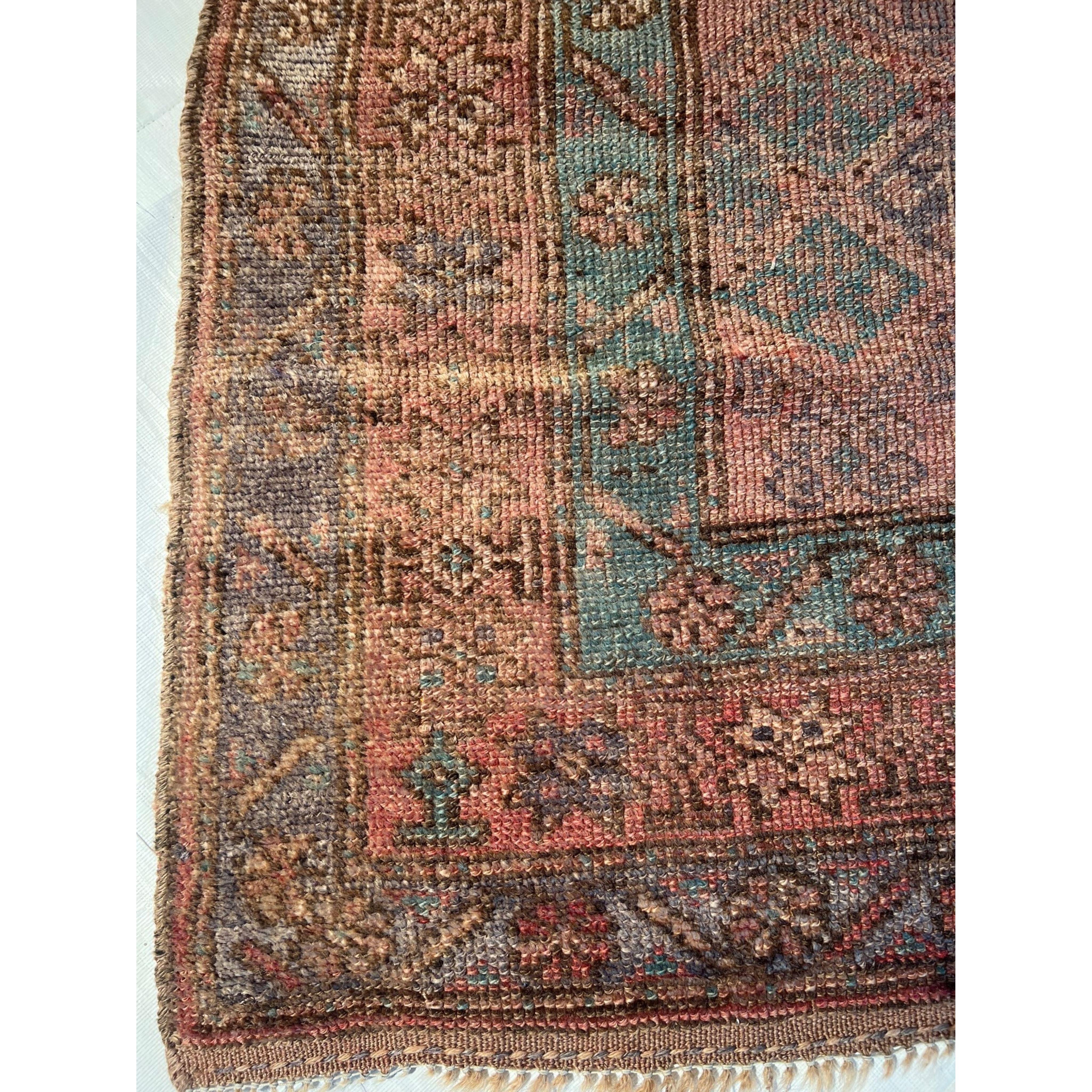 Les anciens tapis turcs Oushak sont tissés dans l'ouest de la Turquie depuis le début de la période ottomane. Les historiens leur attribuent la plupart des grands chefs-d'œuvre du tissage des tapis turcs du XVe au XVIIe siècle. Lorsque les choses