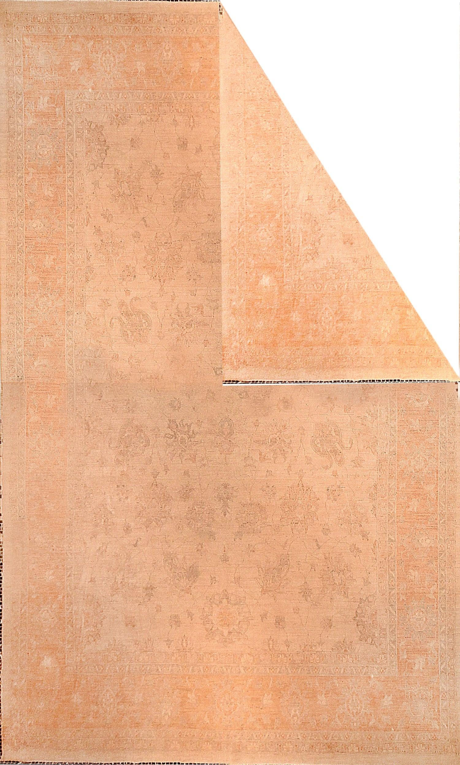 Tappeto antico Oushak 9'6'' x 13'5''. Questo tappeto turco occidentale a pelo lungo, tono su tono, presenta un motivo di ombreggiature persiane a tutto campo di palmette e fiori, con un leggero disegno di raccordo tra le viti. Bordo altrettanto