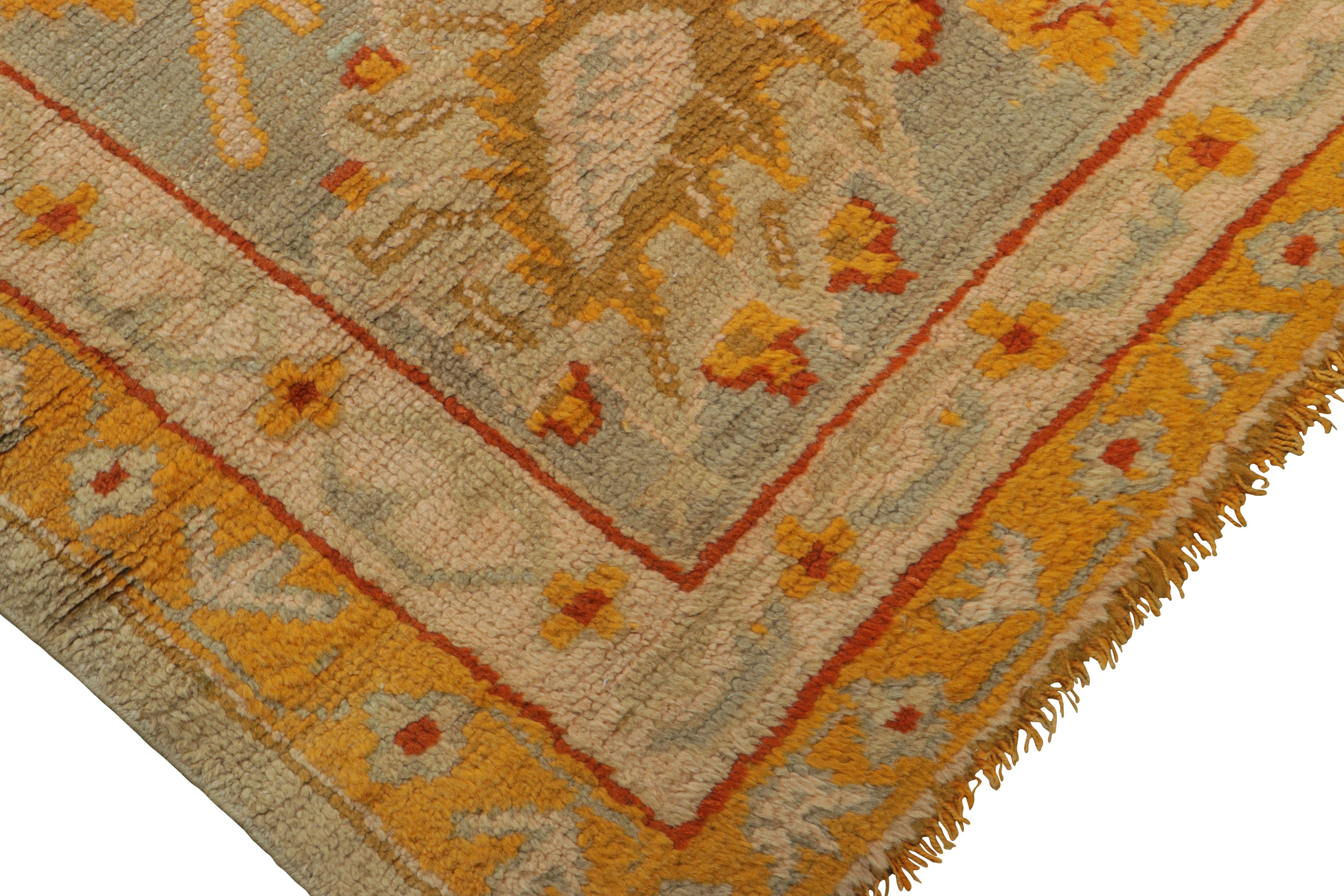 Dieser antike Oushak-Teppich im Format 11x13 ist eine der unerwartetsten und außergewöhnlichsten Kurationen dieser berühmten Provenienz in der Rug & Kilim Collection - ein skurriles und doch königliches Design aus dem frühen 20. Jahrhundert, das von