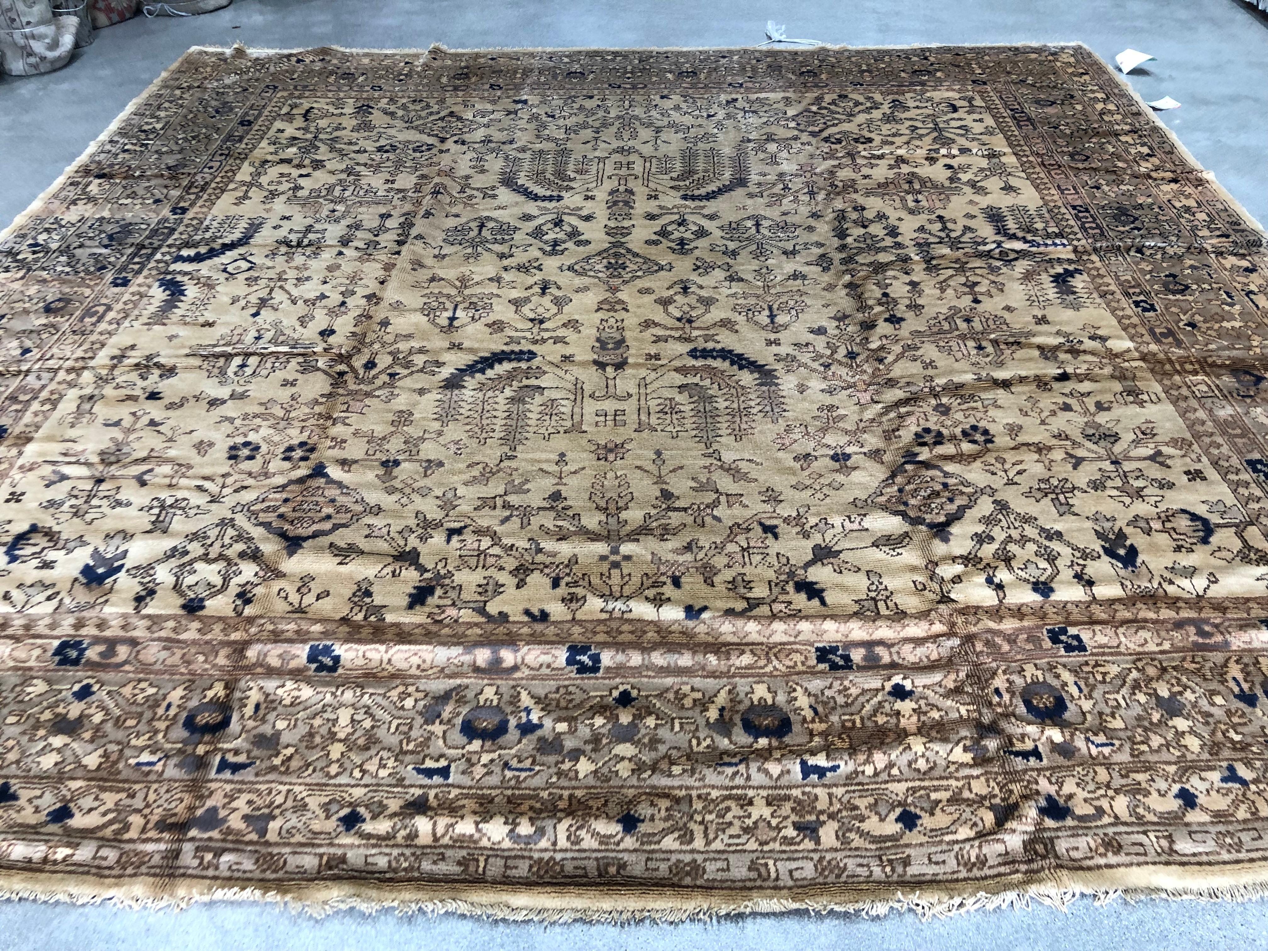 Antique Oushak rug

Measurement: 11'6