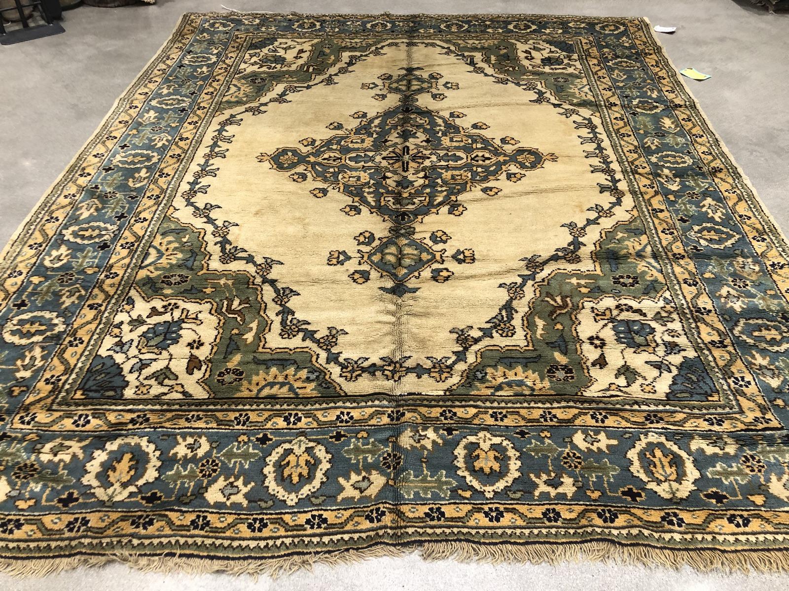 Antique Oushak rug

Measurement: 9'7