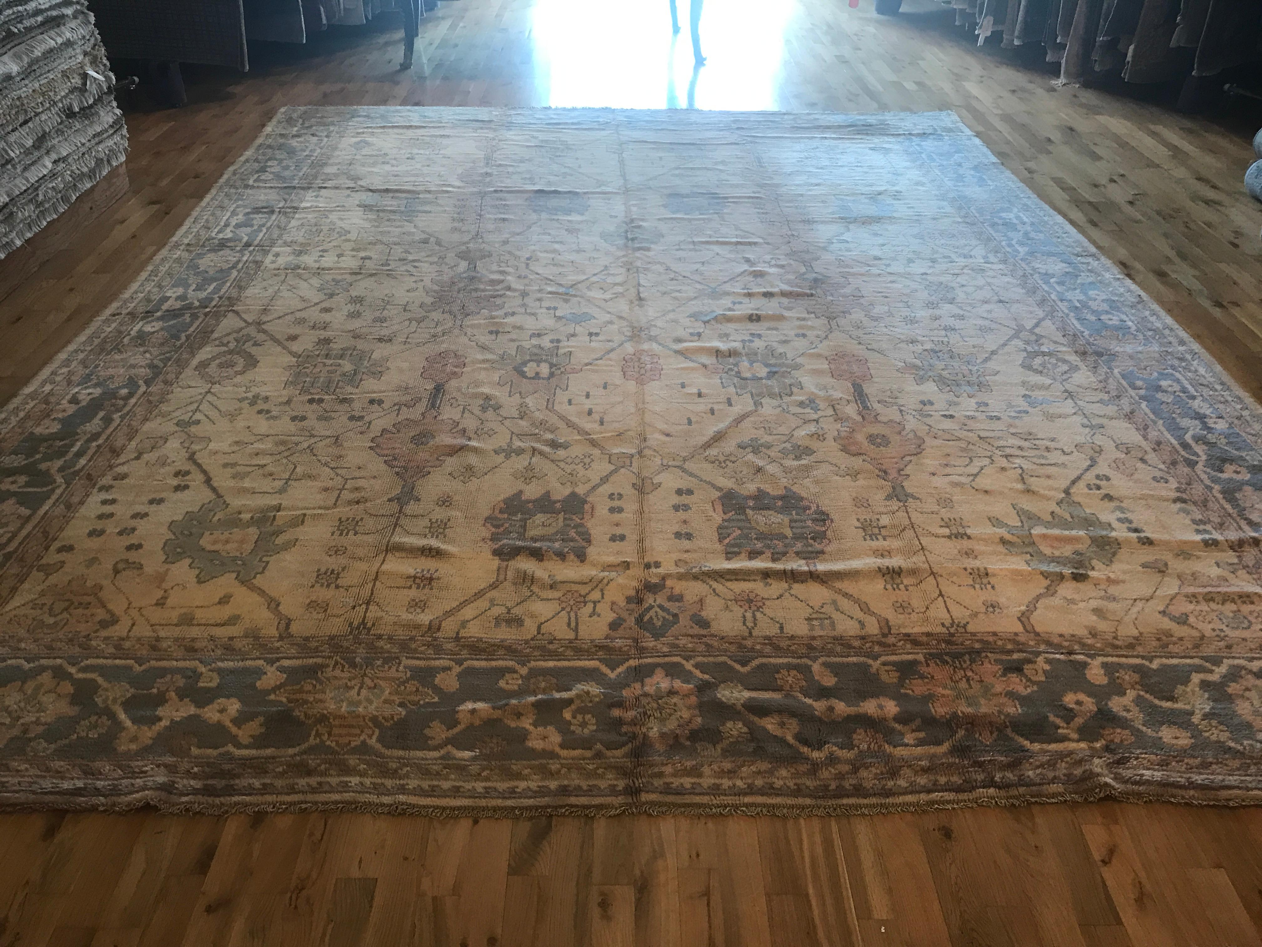 Antique Oushak rug

Measurement: 11' x 13'6